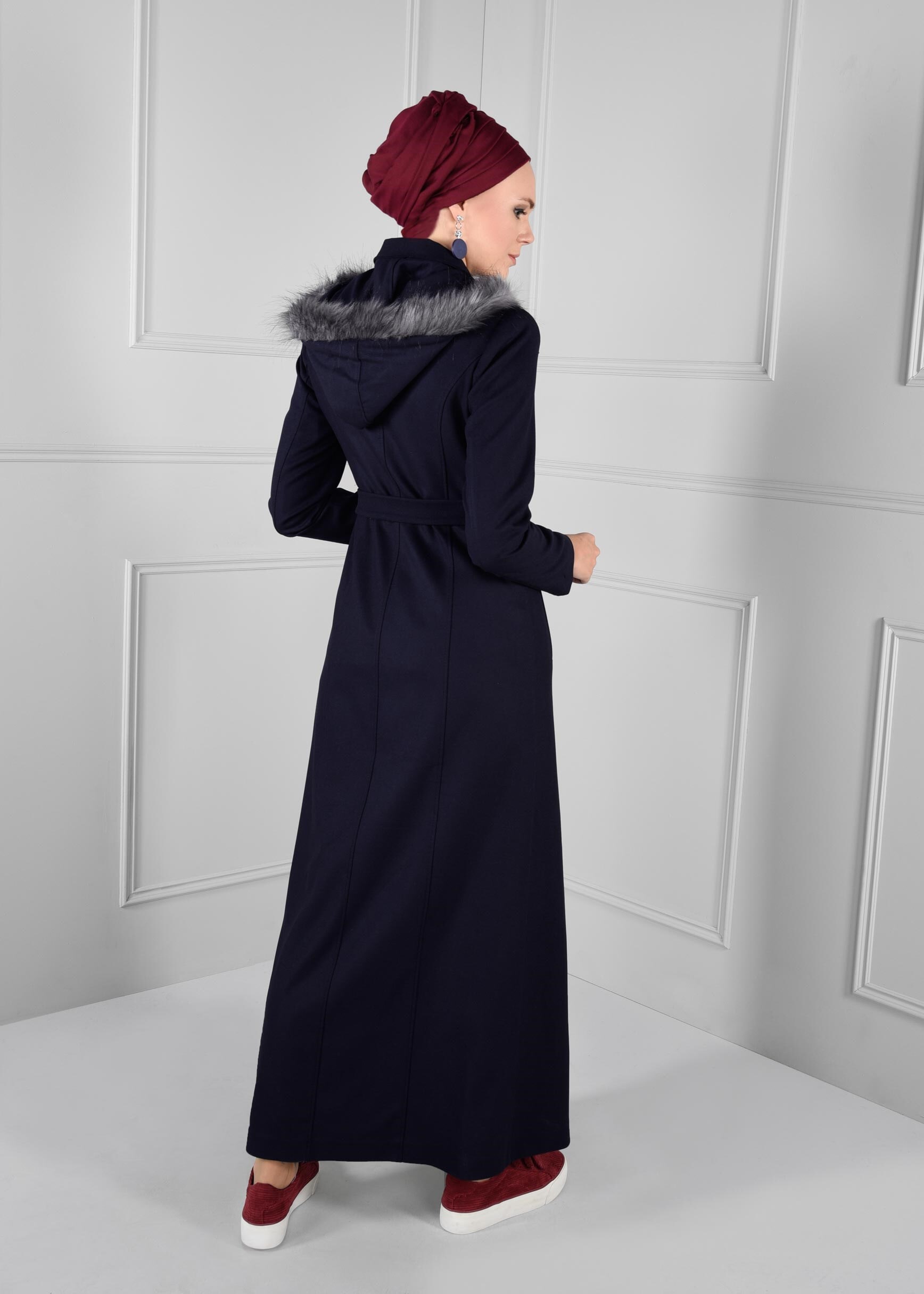 Tesettür giyim LACİVERT YAKASI KÜRK DETAYLI KUŞAKLI MANTO 9648