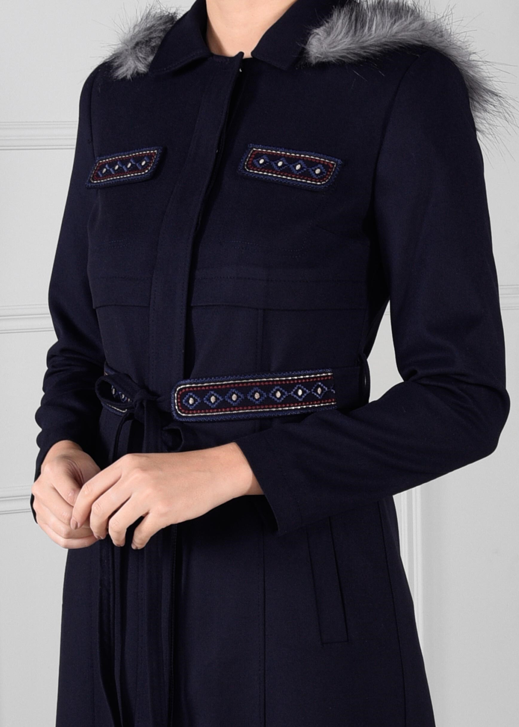 Tesettür giyim LACİVERT YAKASI KÜRK DETAYLI KUŞAKLI MANTO 9648