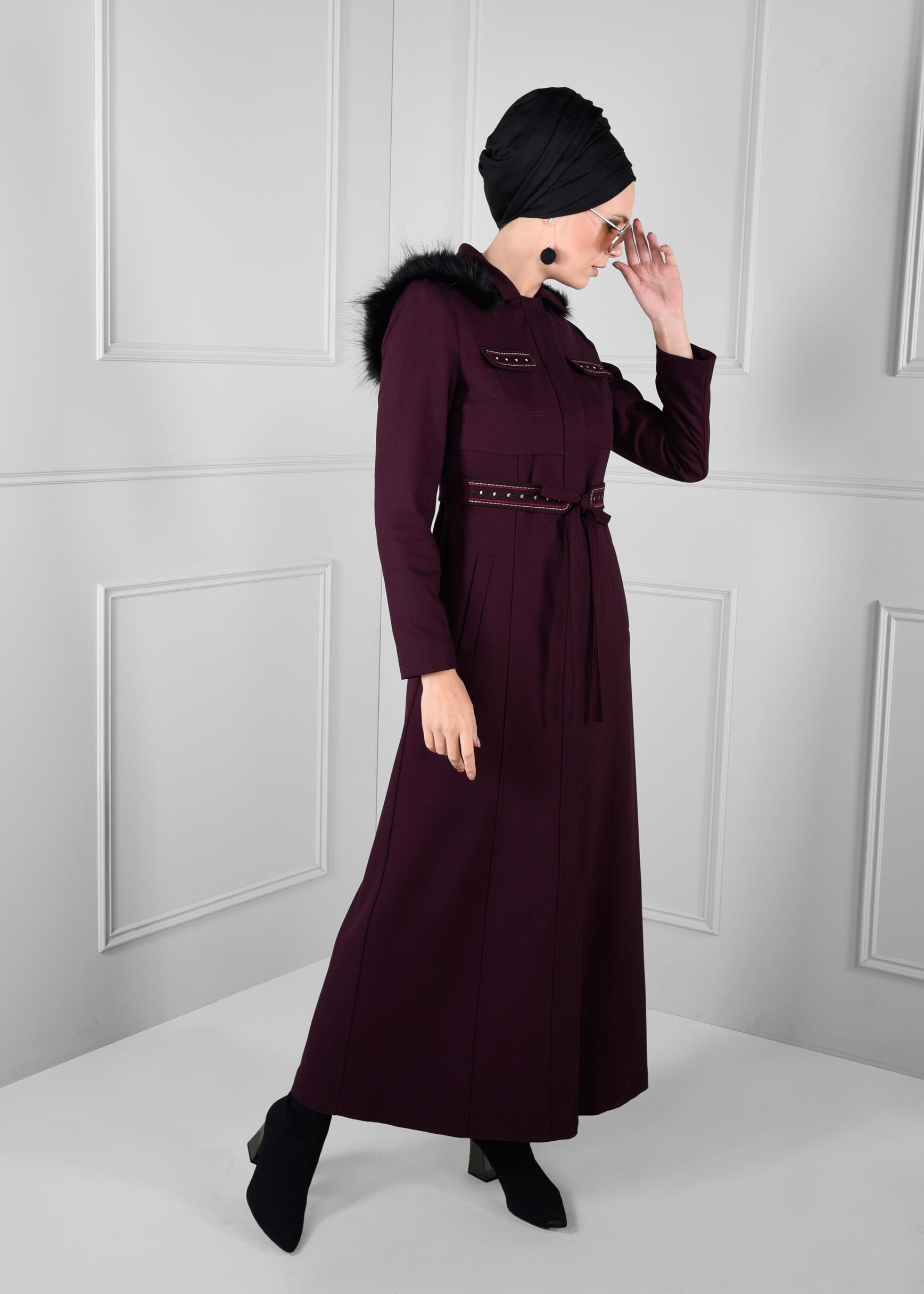 Tesettür giyim MÜRDÜM YAKASI KÜRK DETAYLI KUŞAKLI MANTO 9648