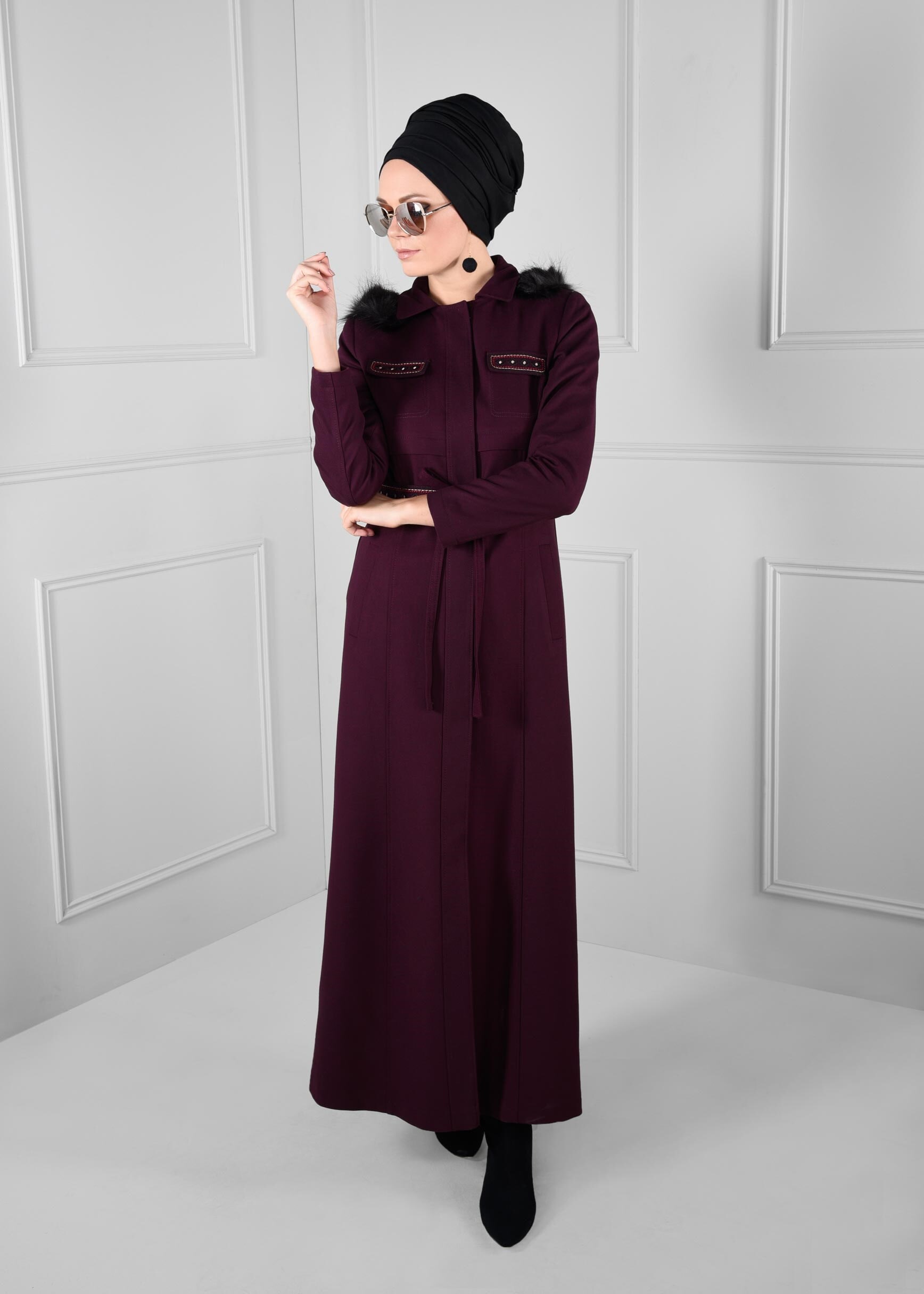 Tesettür giyim MÜRDÜM YAKASI KÜRK DETAYLI KUŞAKLI MANTO 9648