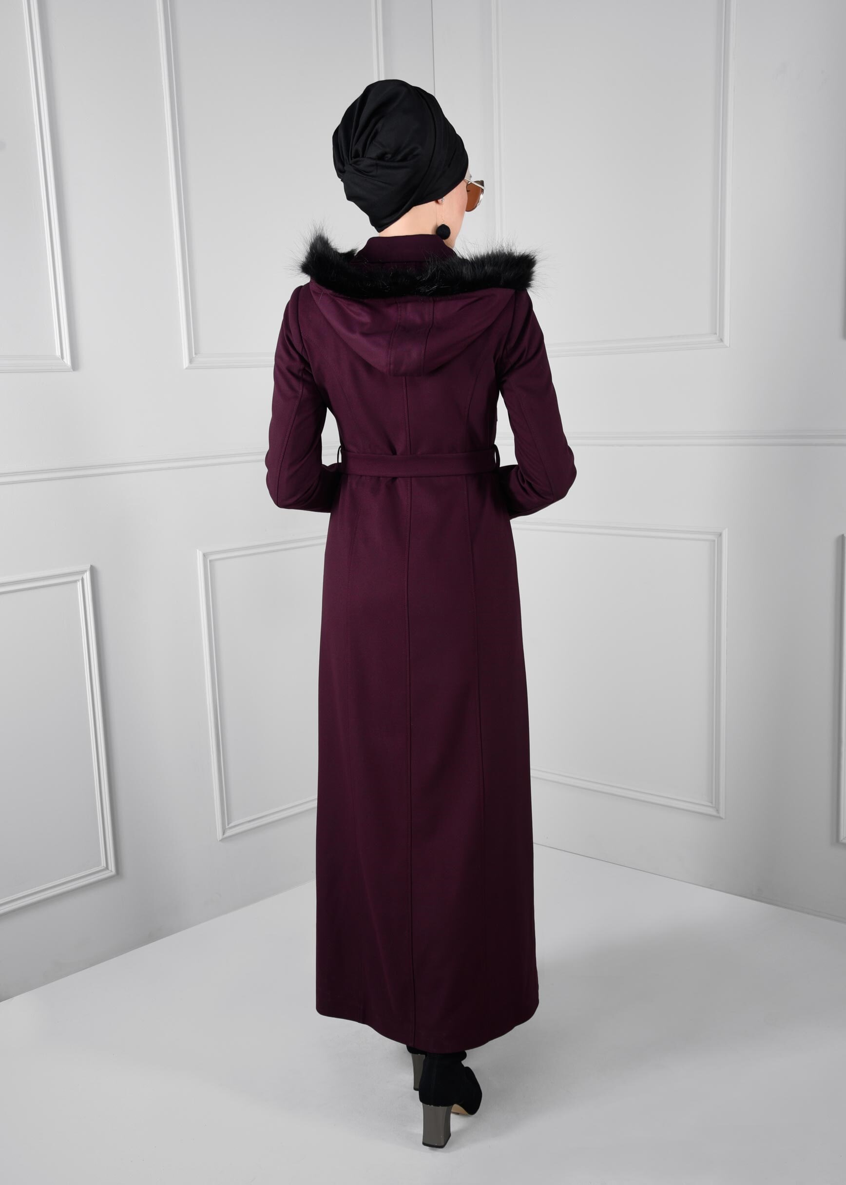 Tesettür giyim MÜRDÜM YAKASI KÜRK DETAYLI KUŞAKLI MANTO 9648