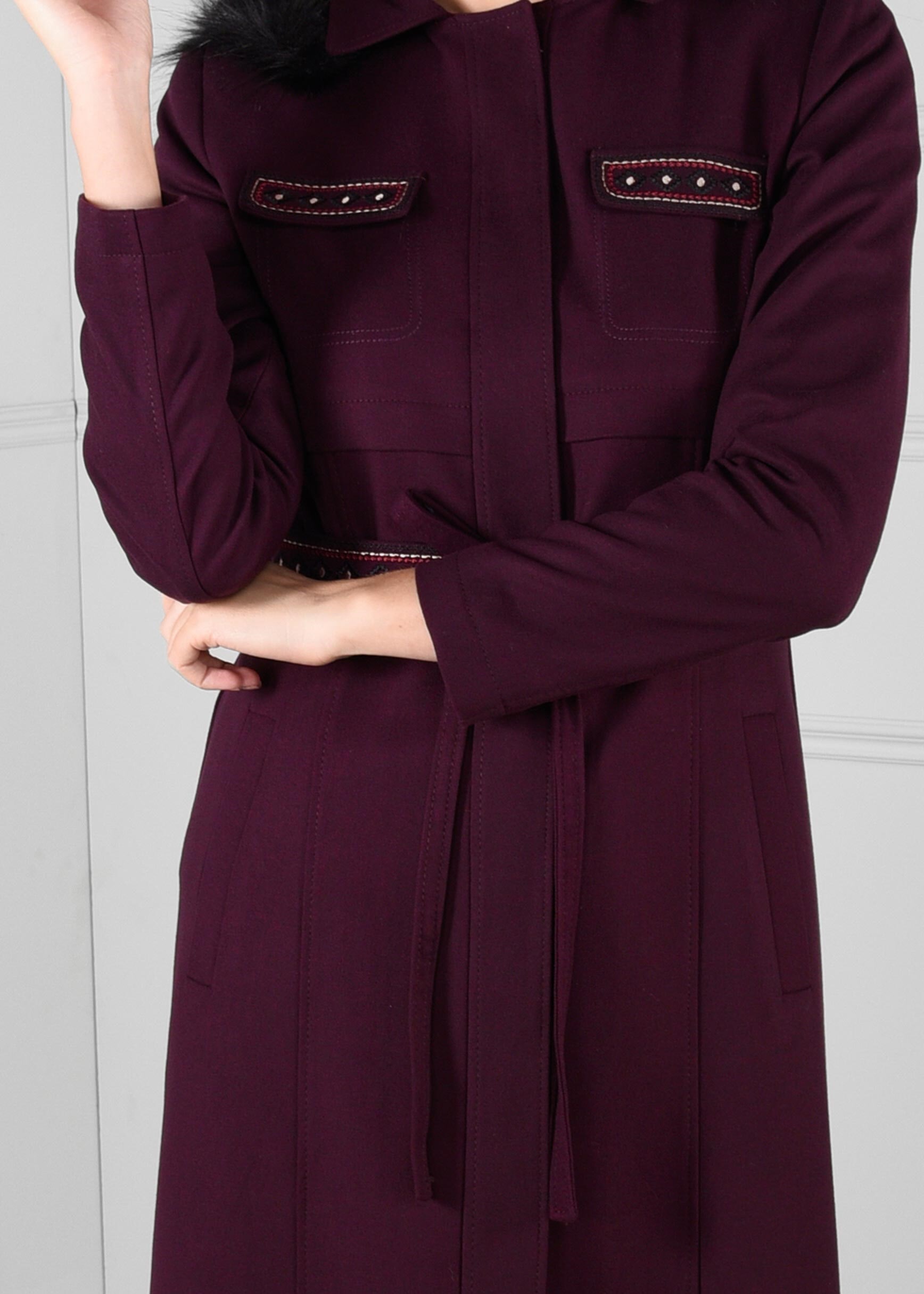 Tesettür giyim MÜRDÜM YAKASI KÜRK DETAYLI KUŞAKLI MANTO 9648