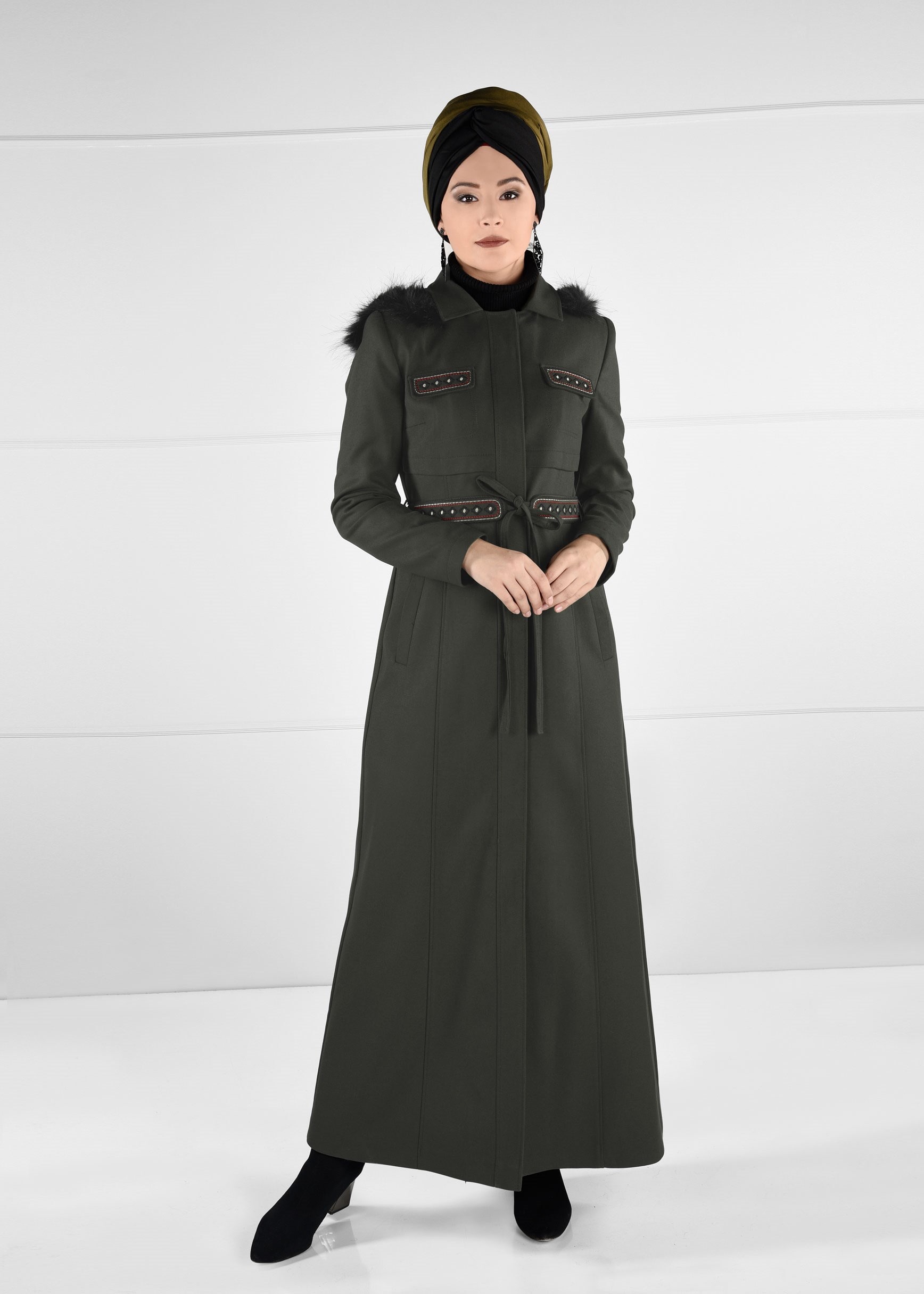 Tesettür giyim HAKİ YAKASI KÜRK DETAYLI KUŞAKLI MANTO 9648