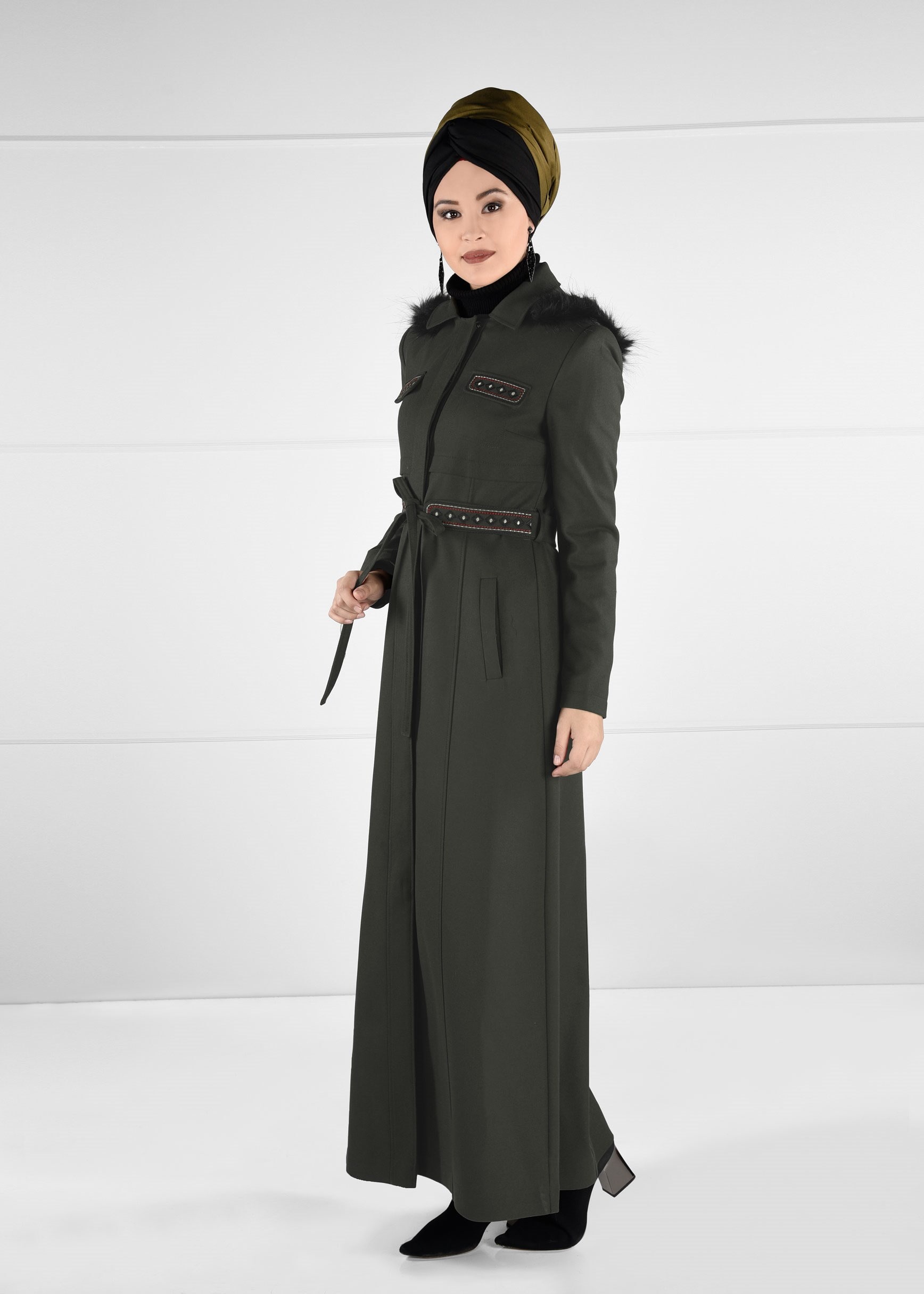 Tesettür giyim HAKİ YAKASI KÜRK DETAYLI KUŞAKLI MANTO 9648