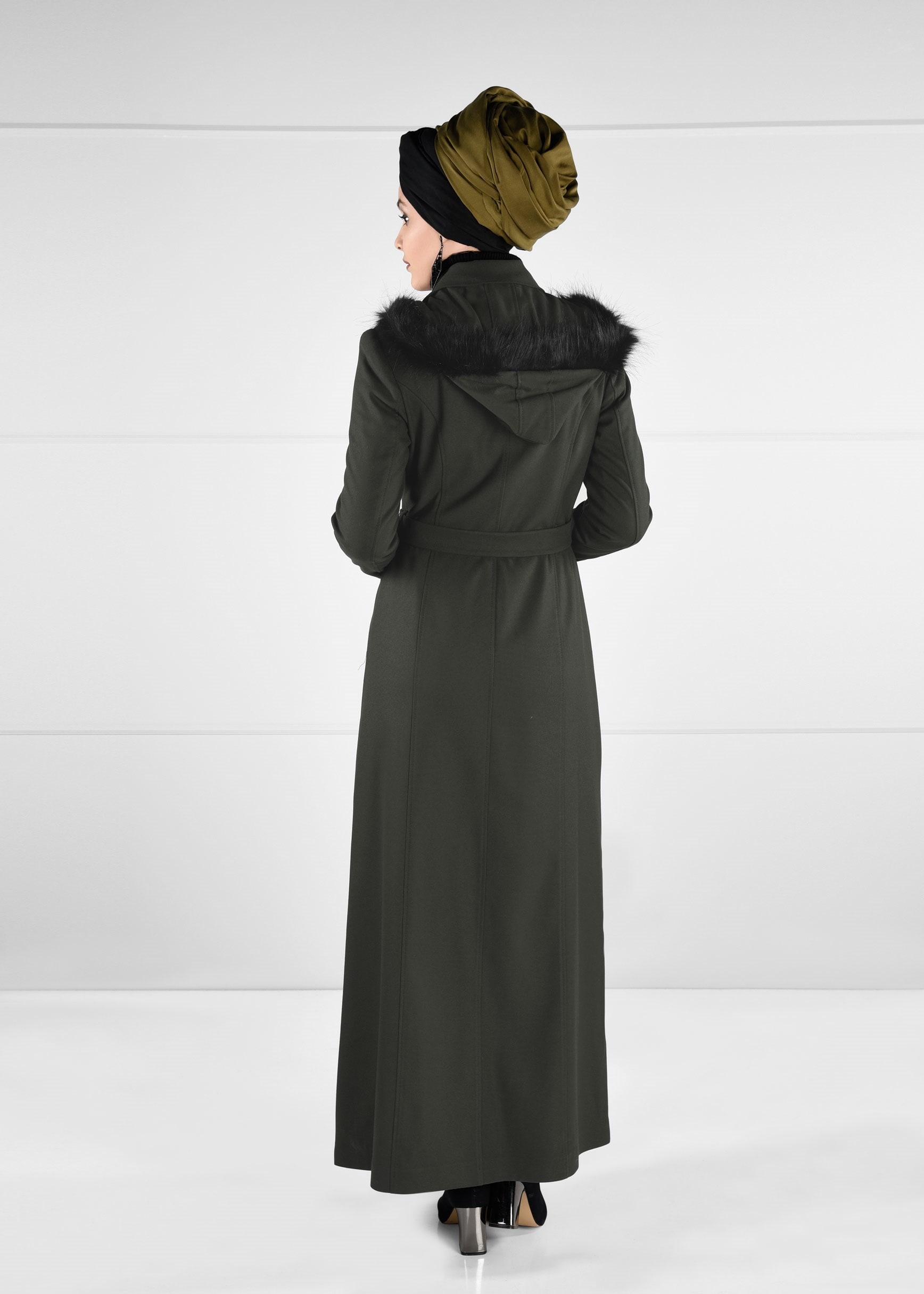 Tesettür giyim HAKİ YAKASI KÜRK DETAYLI KUŞAKLI MANTO 9648