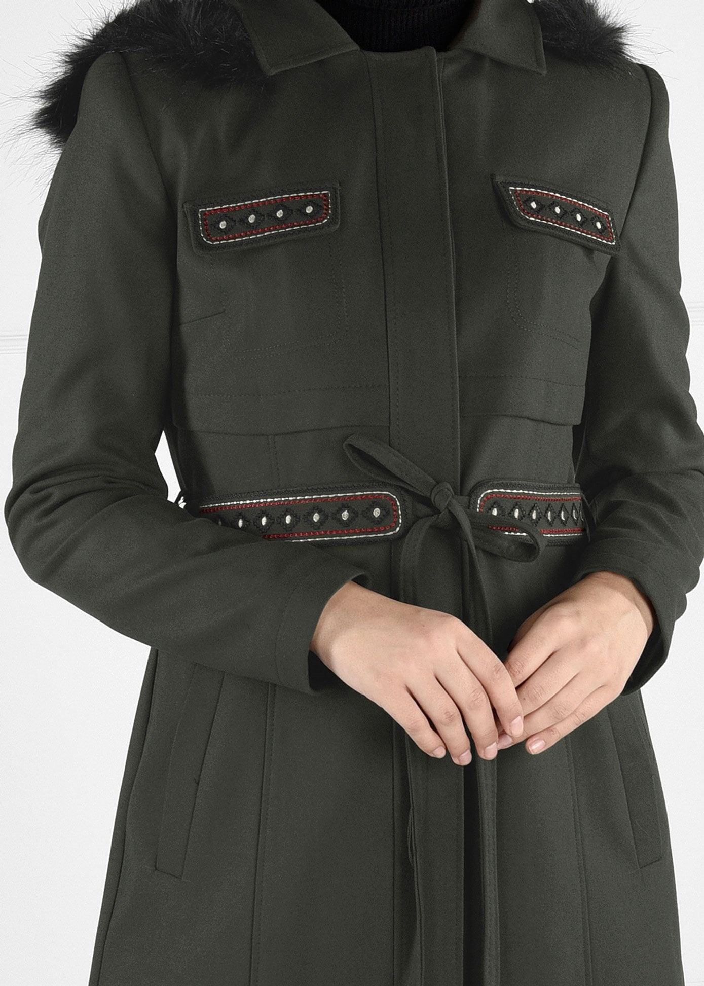 Tesettür giyim HAKİ YAKASI KÜRK DETAYLI KUŞAKLI MANTO 9648