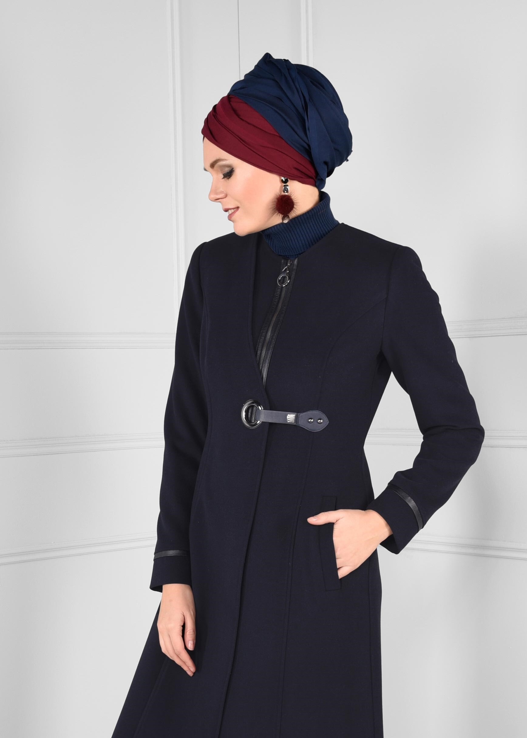 Tesettür giyim LACİVERT FERMUARLI KUŞ GÖZÜ KEMERLİ CEPLİ MANTO 9664