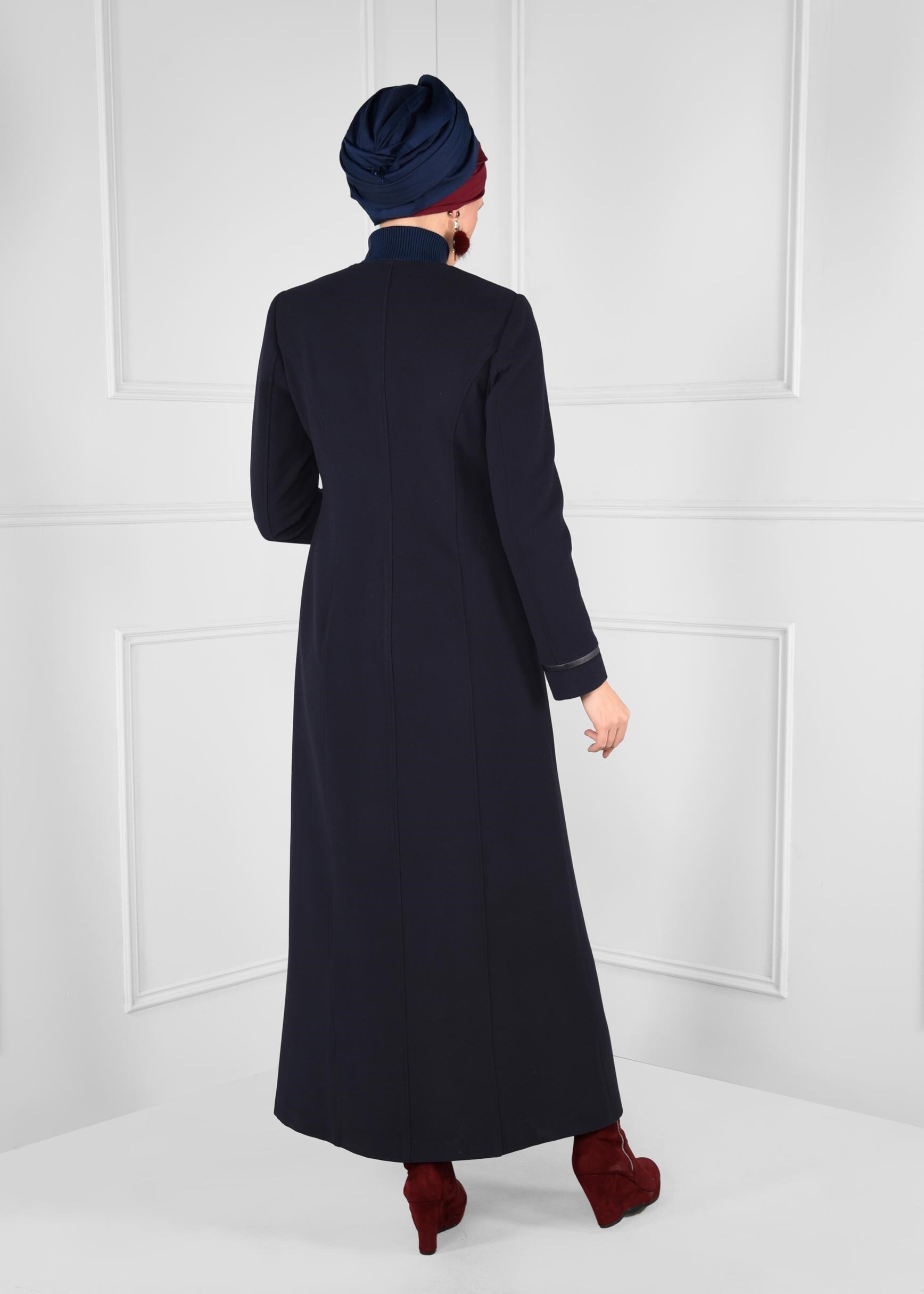 Tesettür giyim LACİVERT FERMUARLI KUŞ GÖZÜ KEMERLİ CEPLİ MANTO 9664