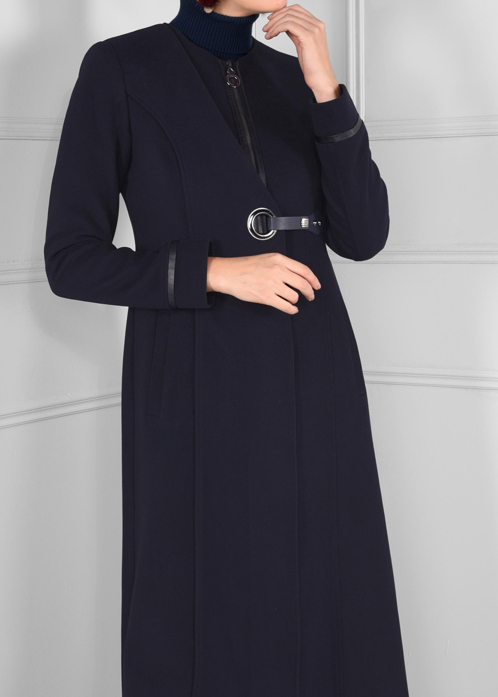 Tesettür giyim LACİVERT FERMUARLI KUŞ GÖZÜ KEMERLİ CEPLİ MANTO 9664