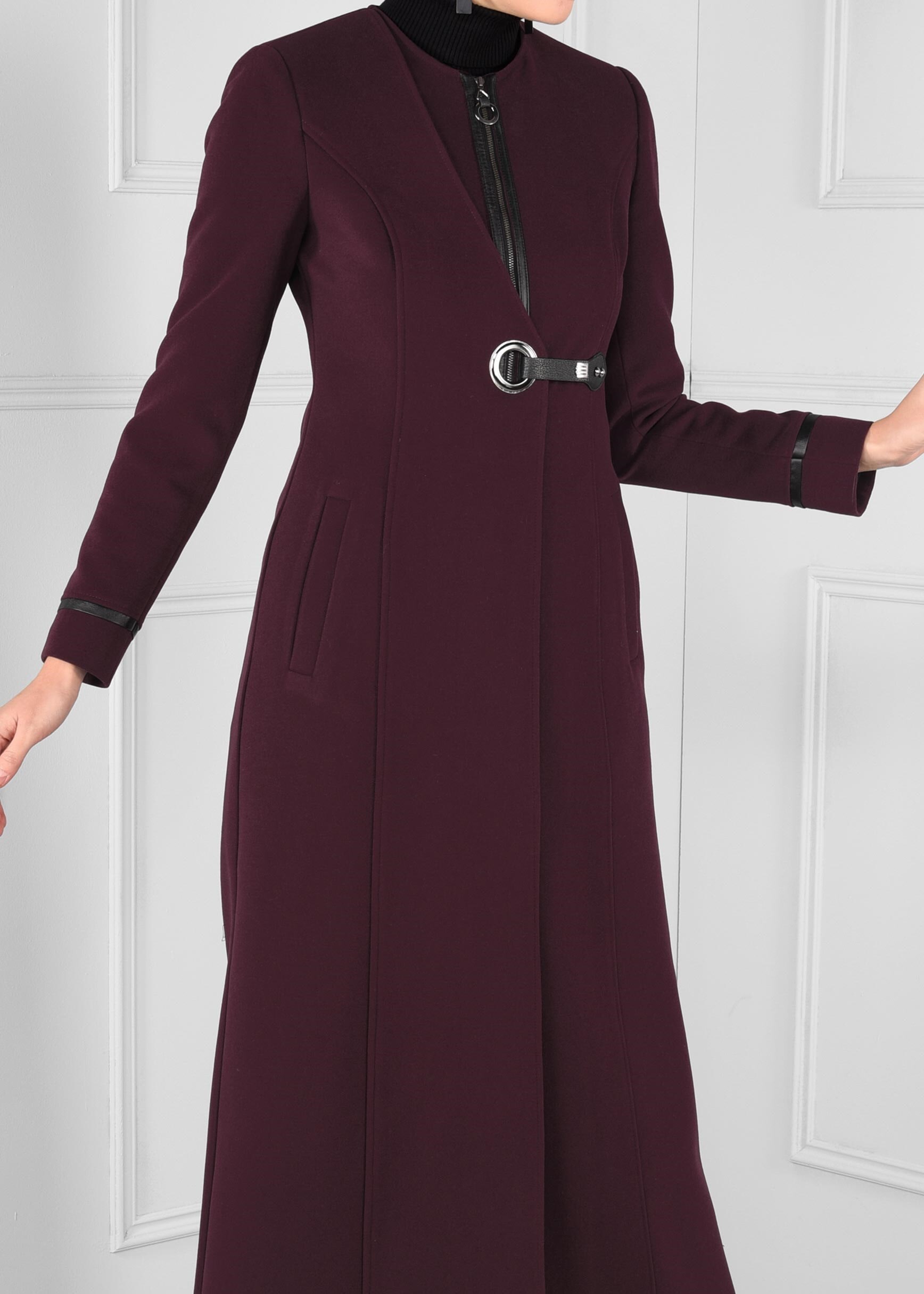 Tesettür giyim MÜRDÜM FERMUARLI KUŞ GÖZÜ KEMERLİ CEPLİ MANTO 9664