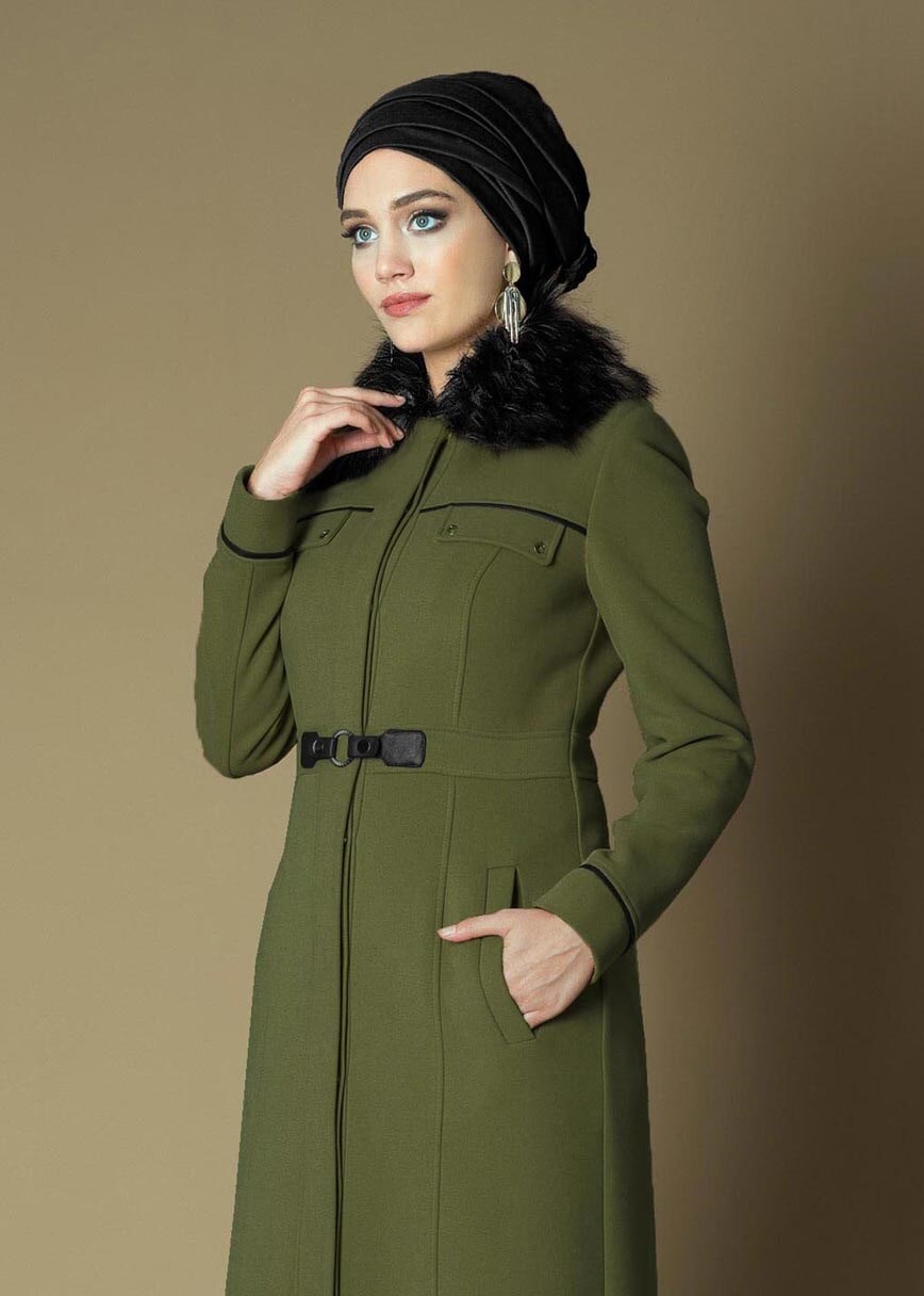 Tesettür giyim HAKİ SIRTI BAĞCIK DETAYLI KÜRK YAKA MANTO 9665