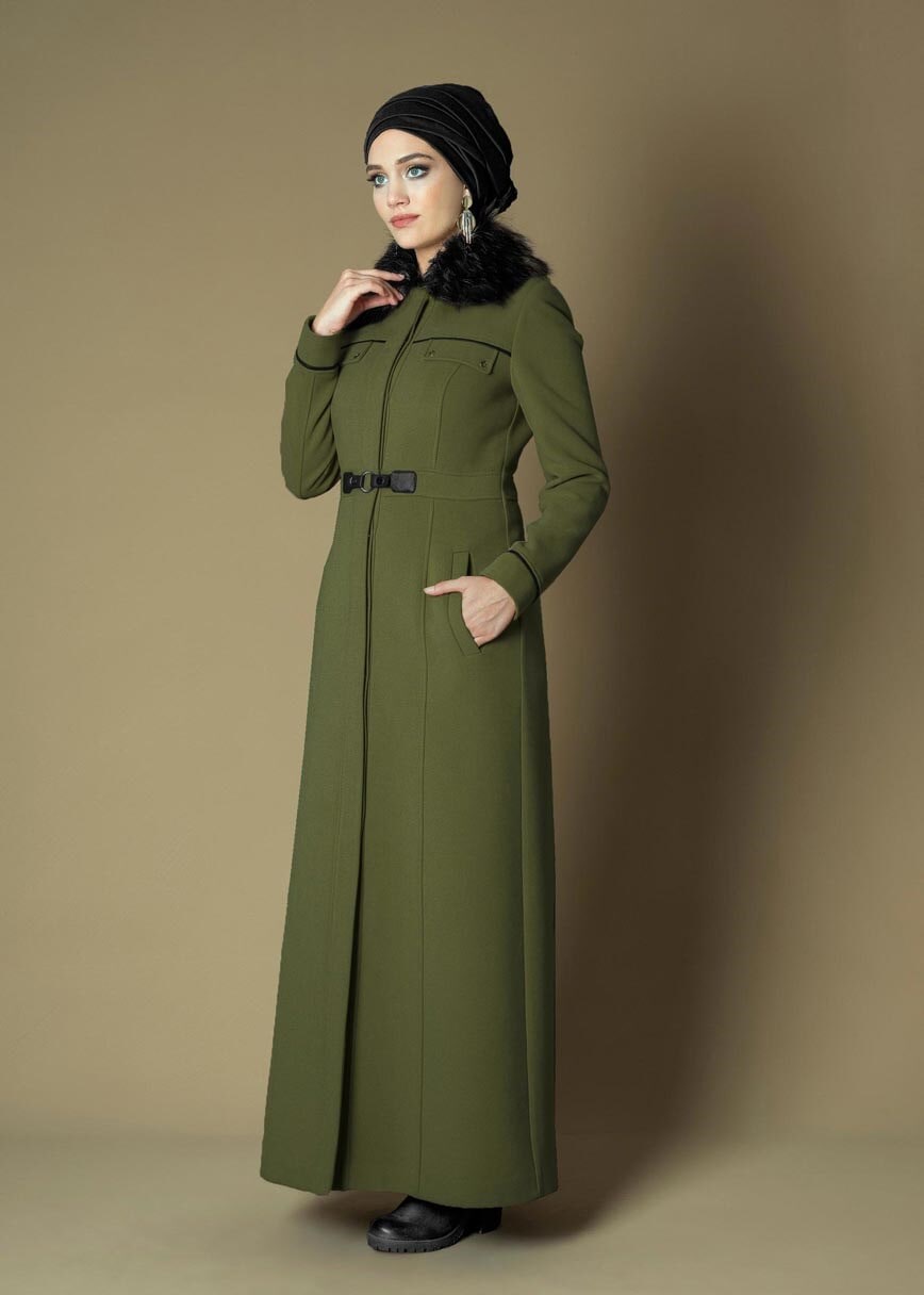 Tesettür giyim HAKİ SIRTI BAĞCIK DETAYLI KÜRK YAKA MANTO 9665