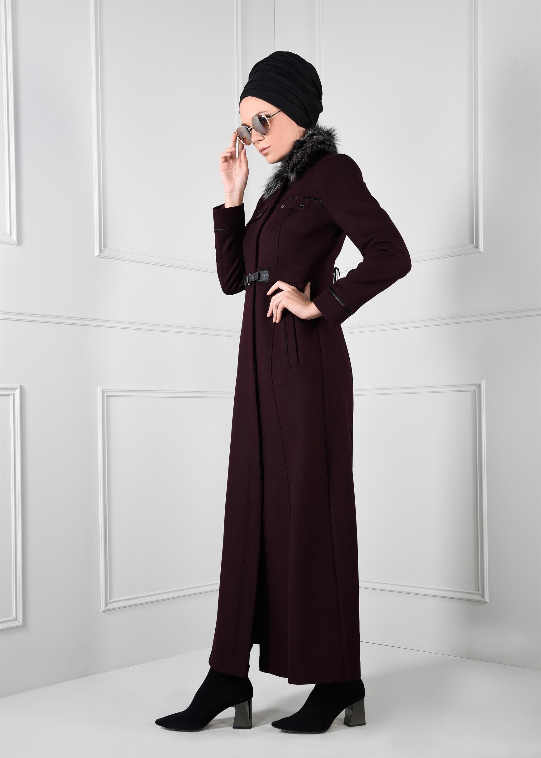 Tesettür giyim BORDO SIRTI BAĞCIK DETAYLI KÜRK YAKA MANTO 9665