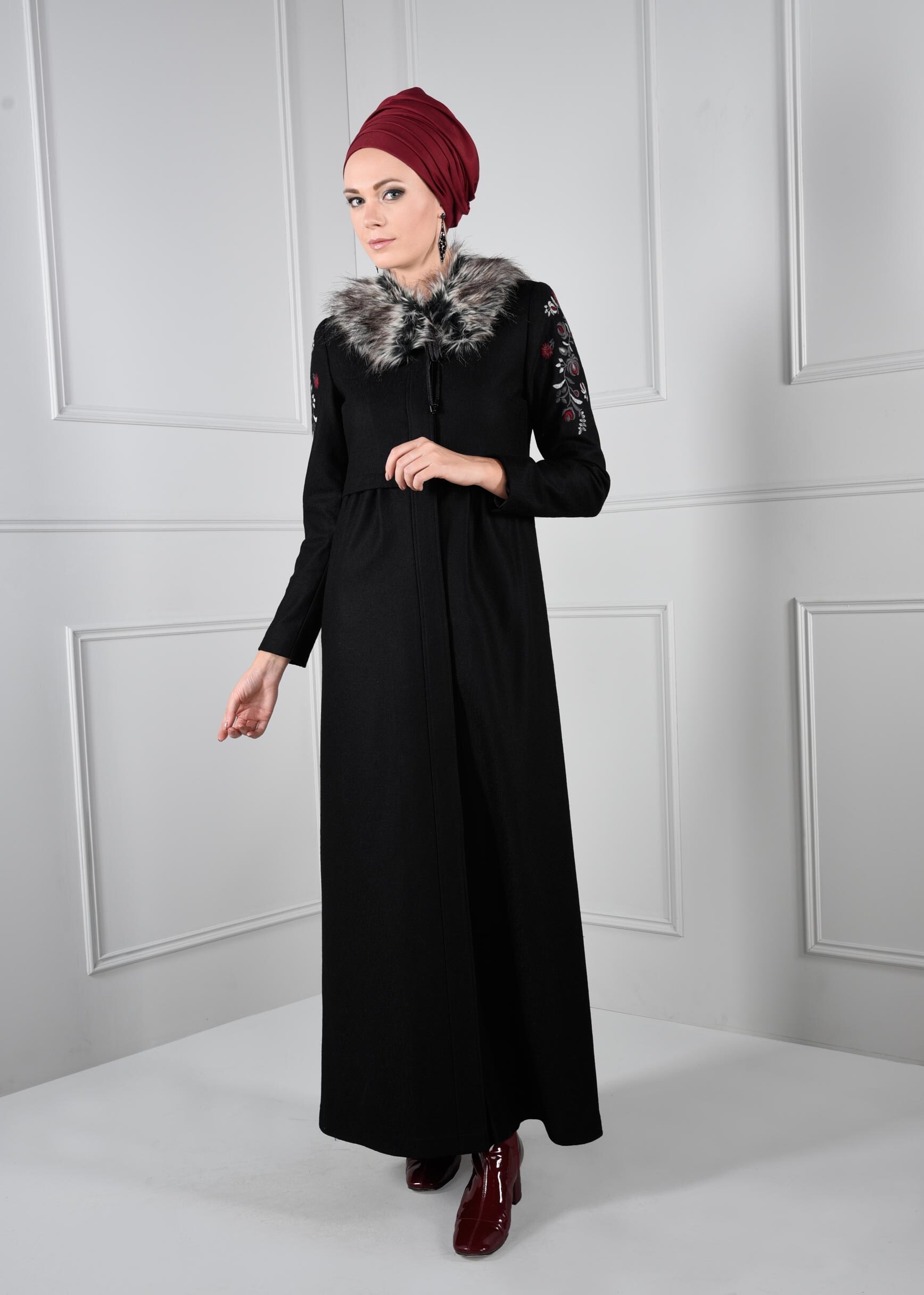 Tesettür giyim SİYAH YAKASI KÜRKLÜ NAKIŞ DETAYLI MANTO 9667