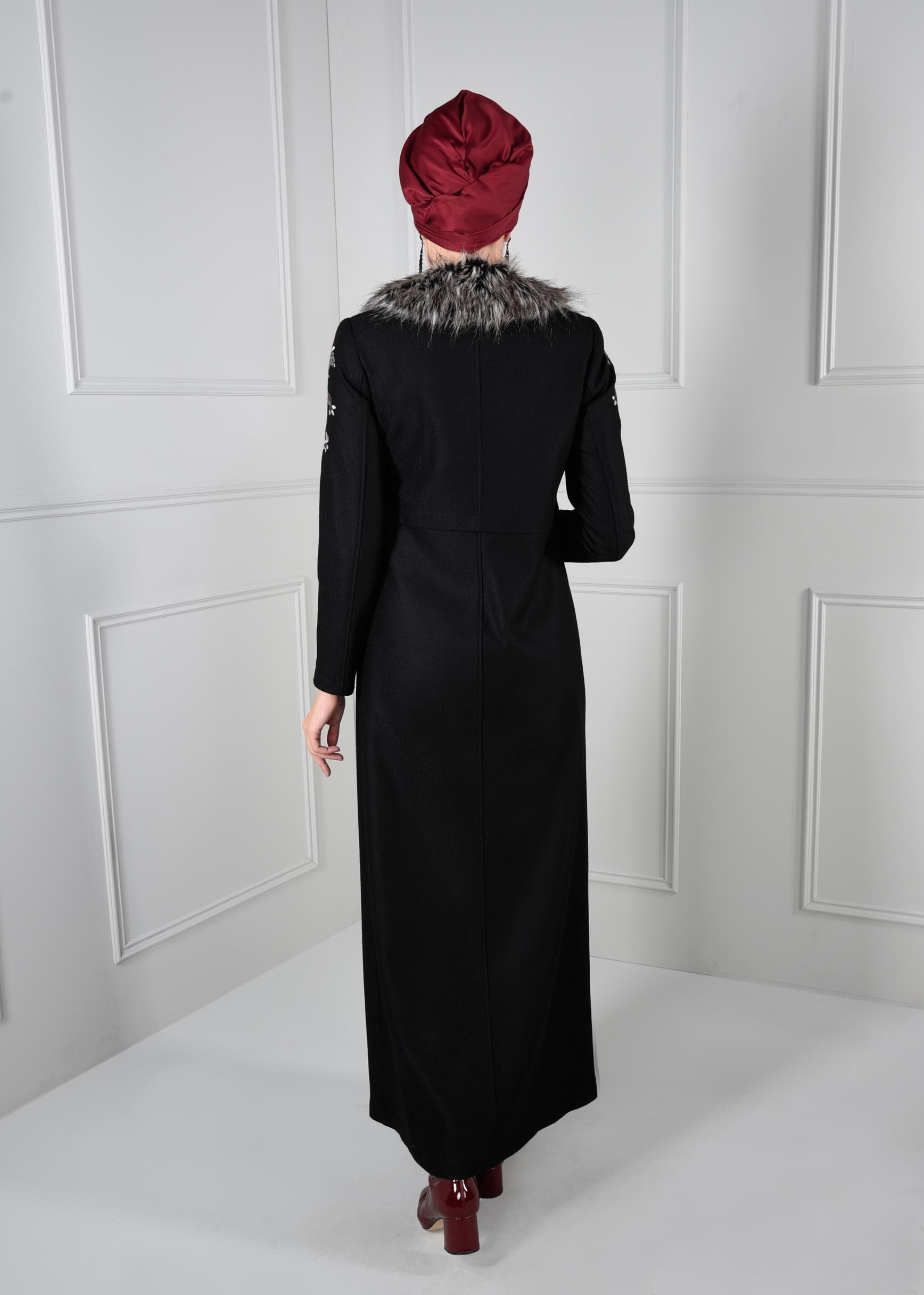 Tesettür giyim SİYAH YAKASI KÜRKLÜ NAKIŞ DETAYLI MANTO 9667