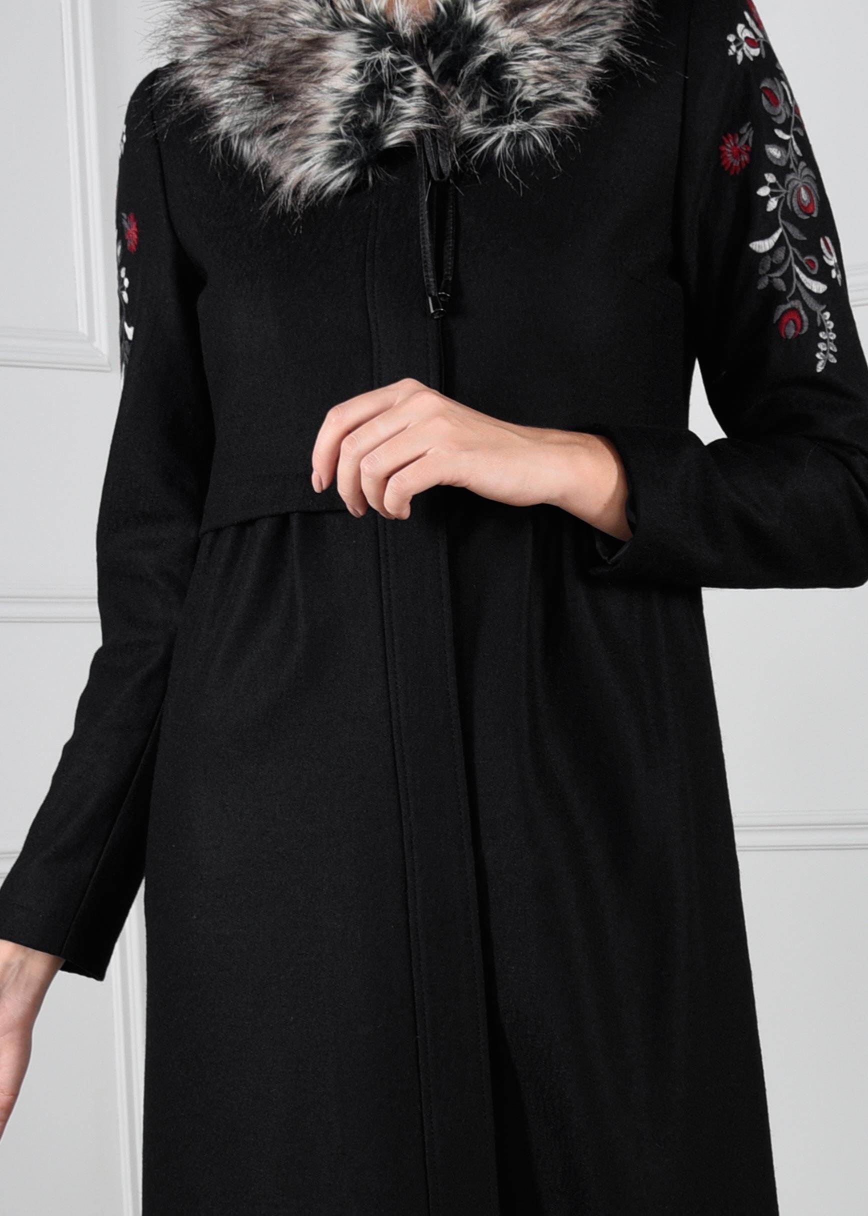 Tesettür giyim SİYAH YAKASI KÜRKLÜ NAKIŞ DETAYLI MANTO 9667