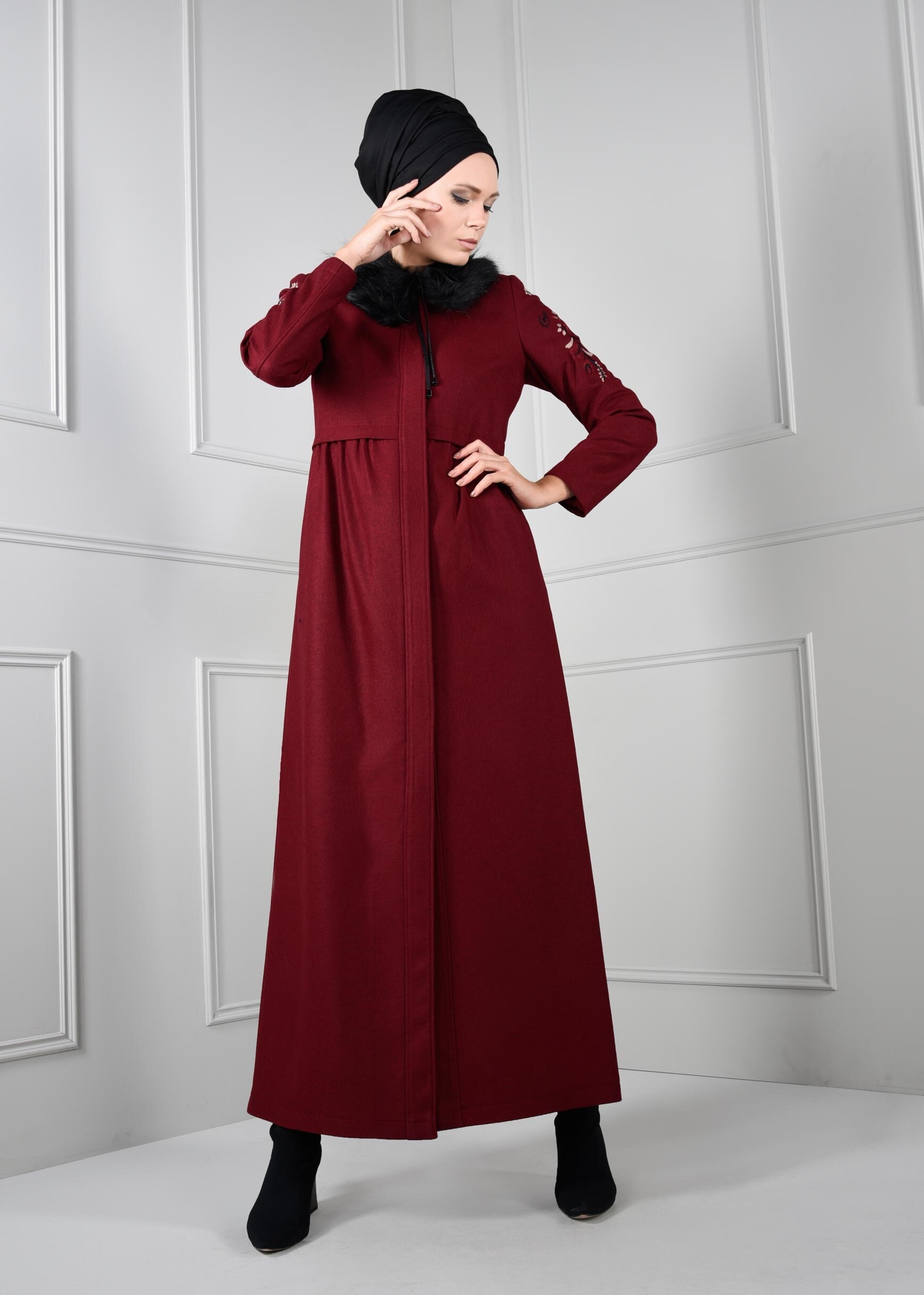 Tesettür giyim BORDO YAKASI KÜRKLÜ NAKIŞ DETAYLI MANTO 9667