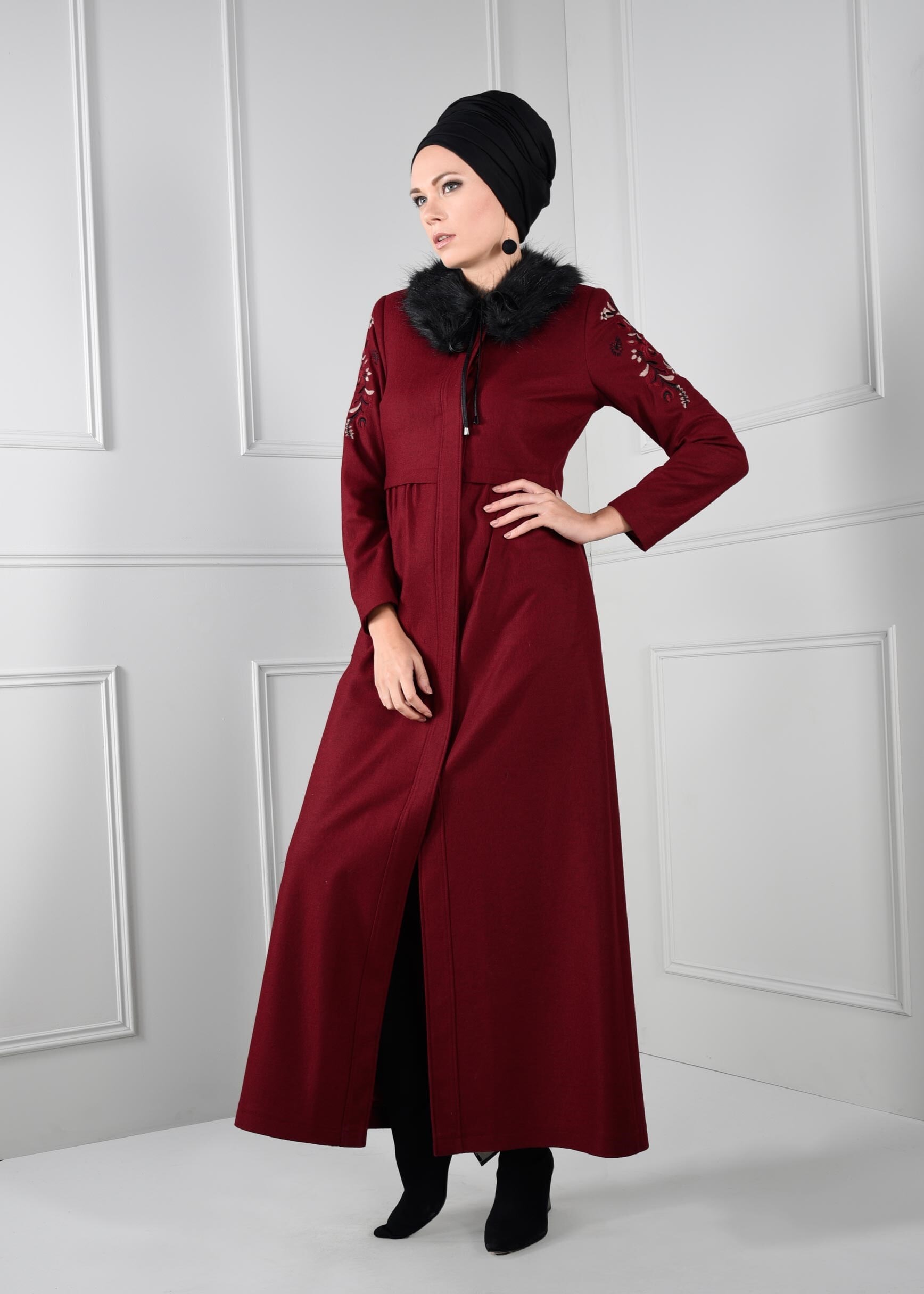 Tesettür giyim BORDO YAKASI KÜRKLÜ NAKIŞ DETAYLI MANTO 9667