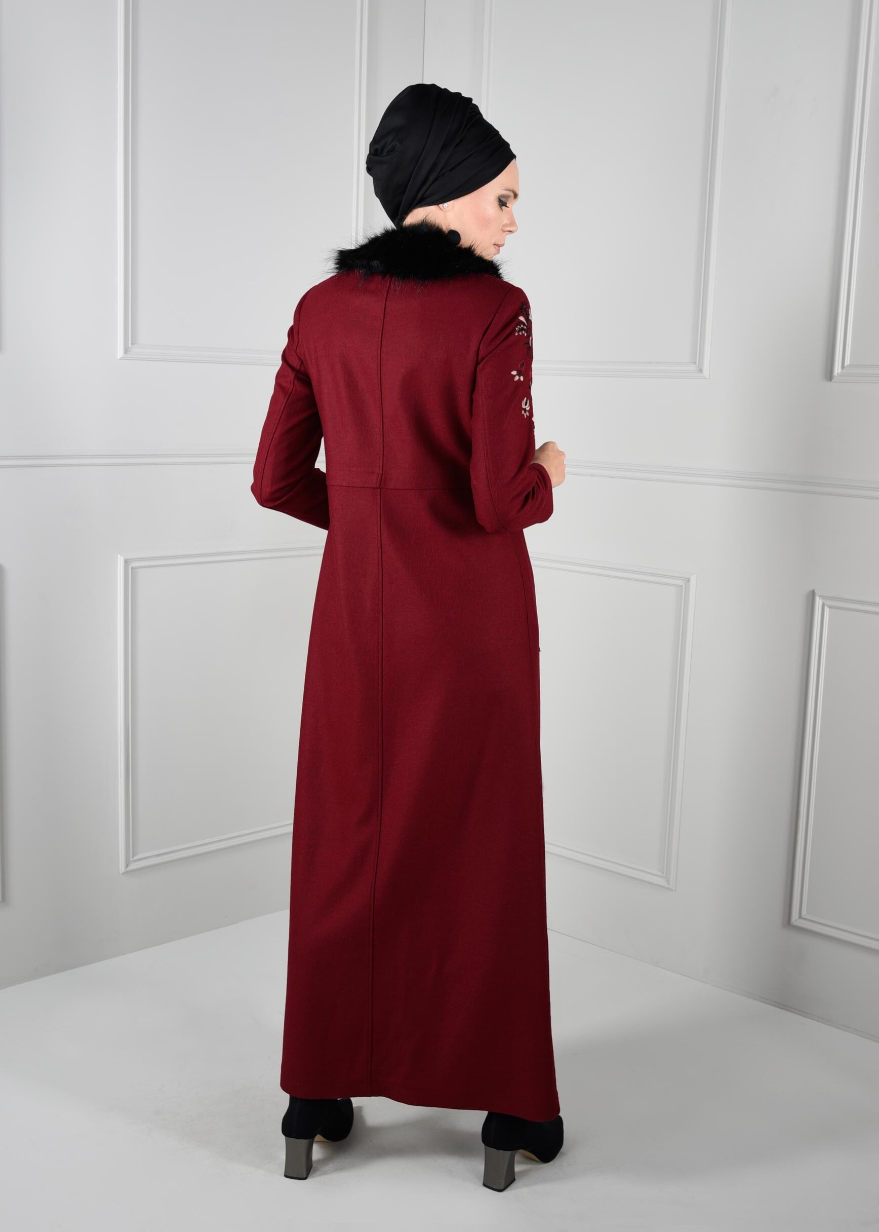 Tesettür giyim BORDO YAKASI KÜRKLÜ NAKIŞ DETAYLI MANTO 9667