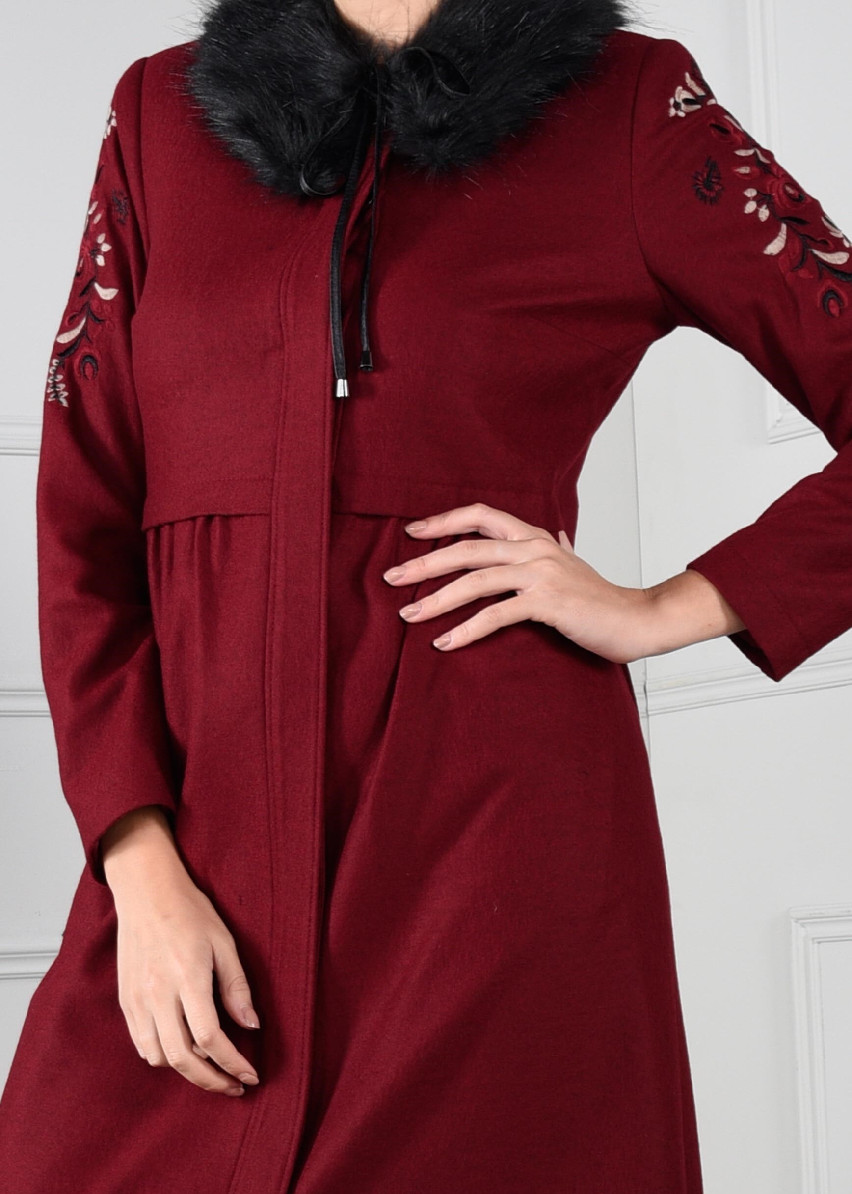 Tesettür giyim BORDO YAKASI KÜRKLÜ NAKIŞ DETAYLI MANTO 9667