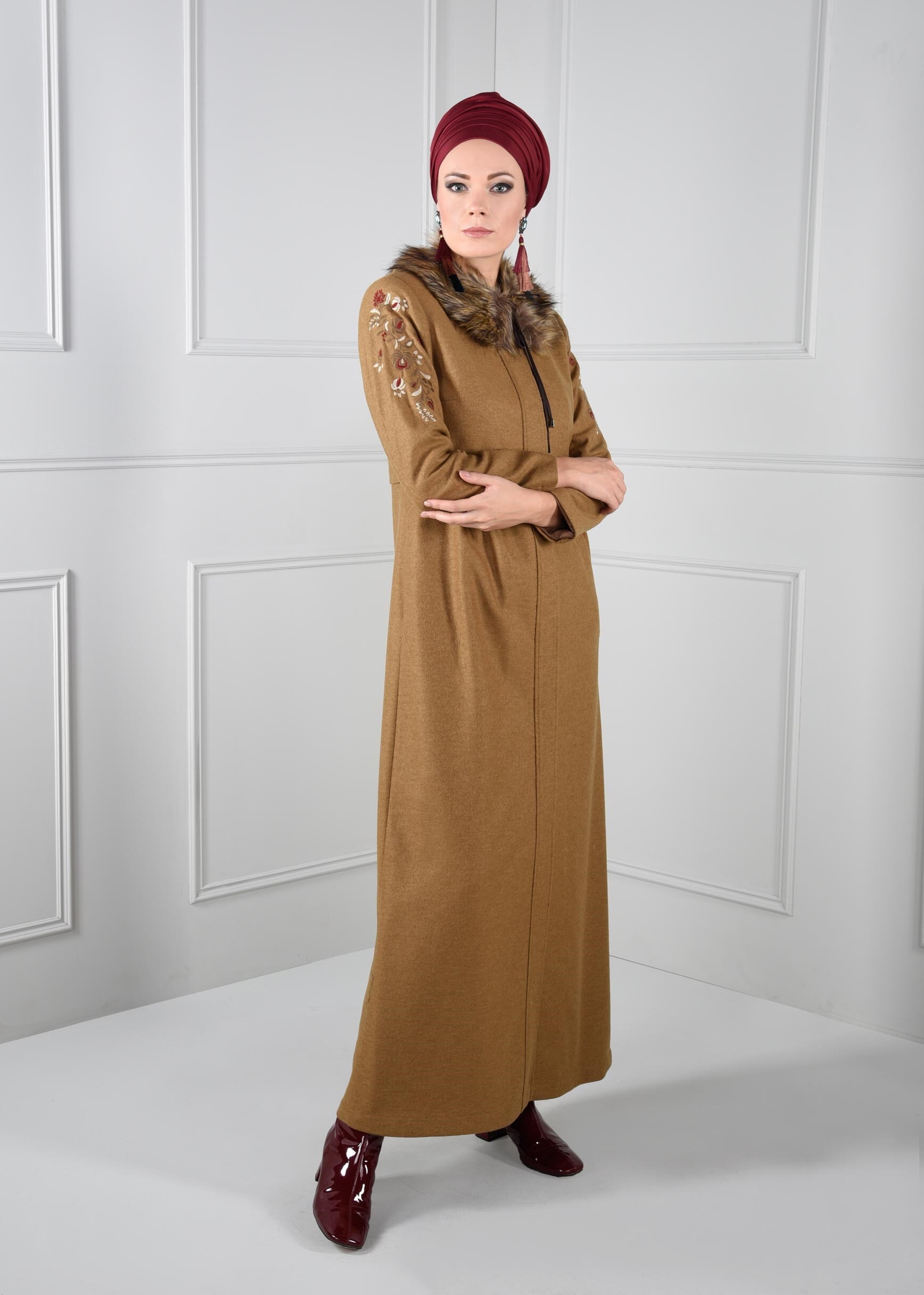 Tesettür giyim KAHVE YAKASI KÜRKLÜ NAKIŞ DETAYLI MANTO 9667