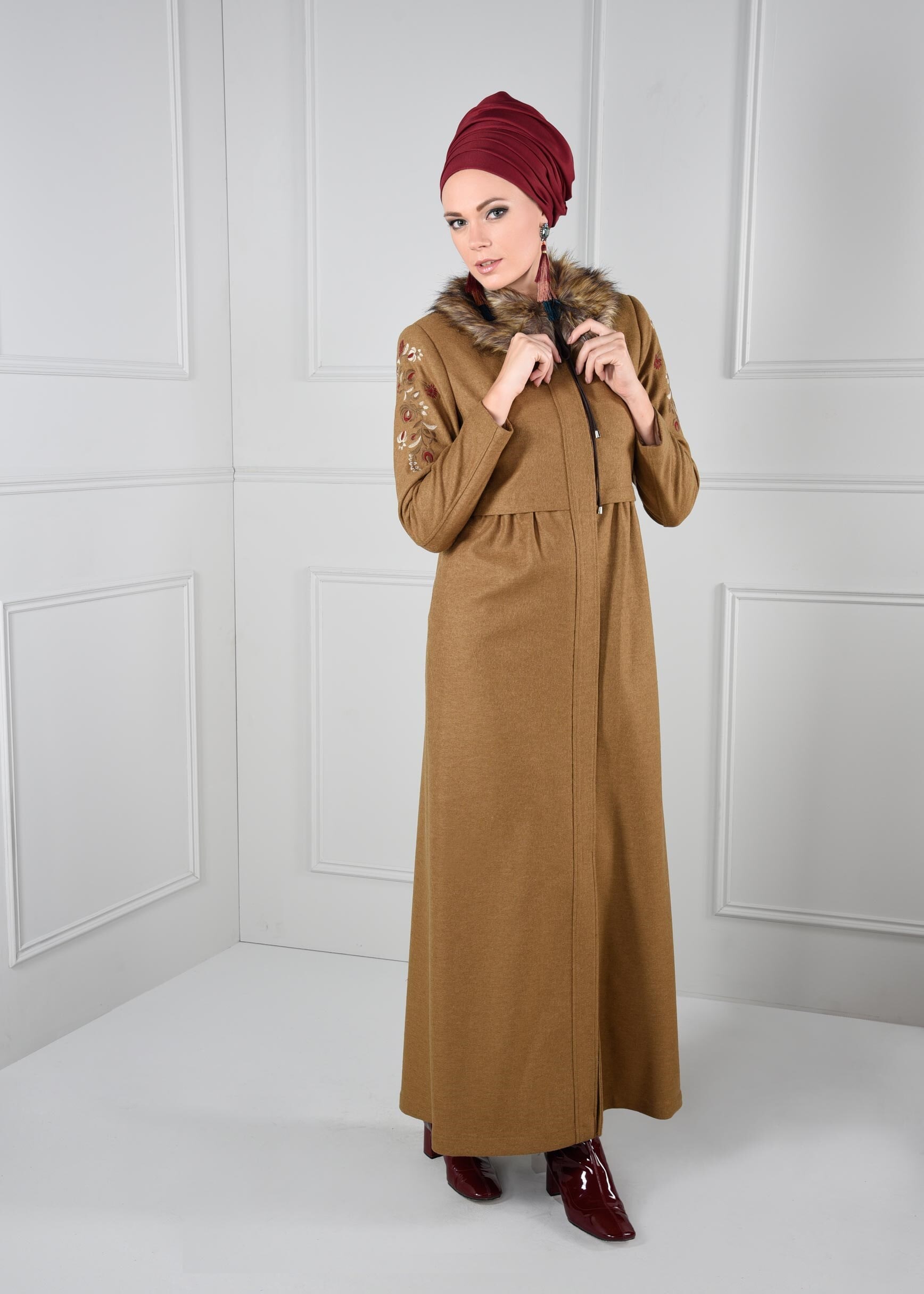 Tesettür giyim KAHVE YAKASI KÜRKLÜ NAKIŞ DETAYLI MANTO 9667