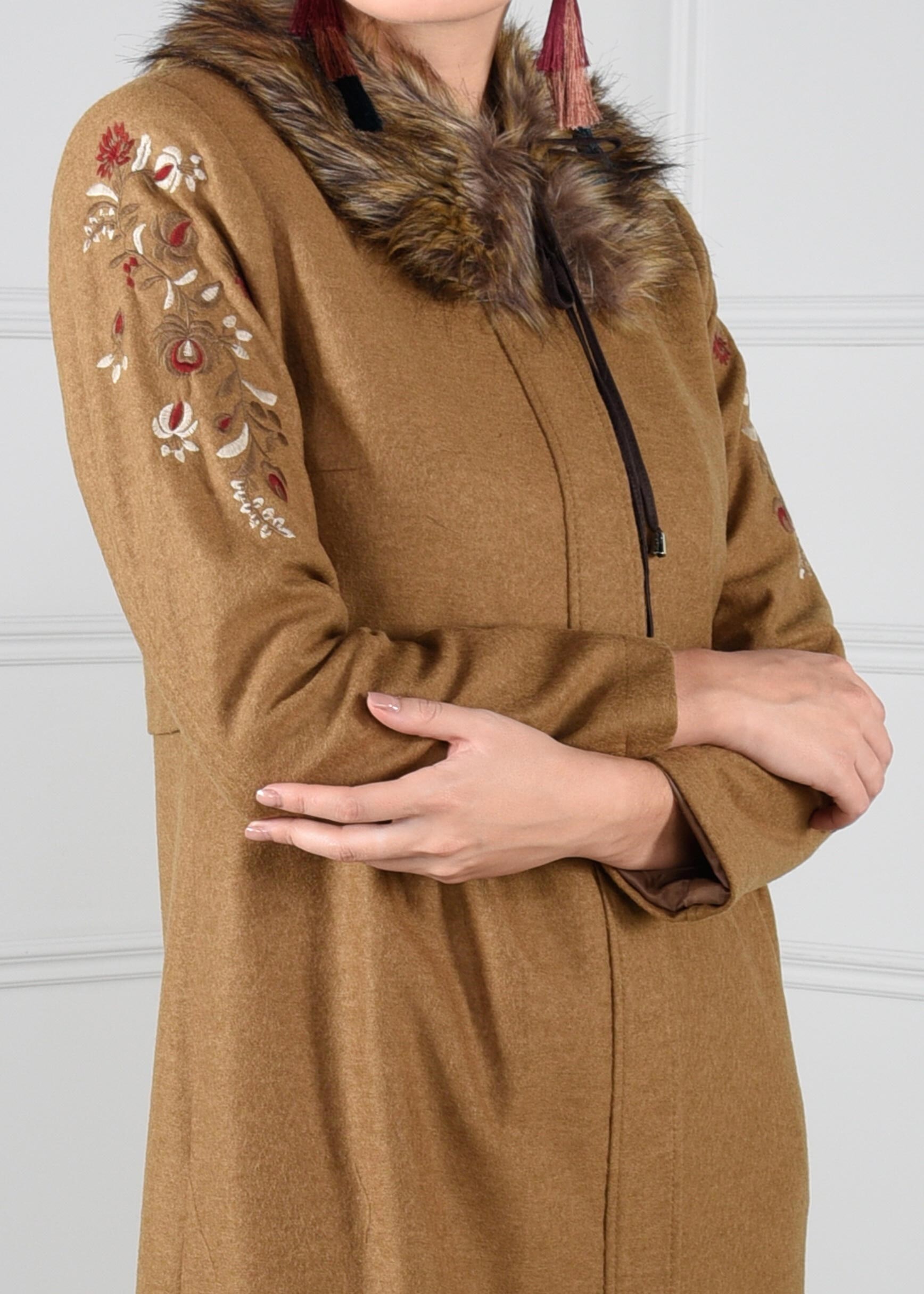 Tesettür giyim KAHVE YAKASI KÜRKLÜ NAKIŞ DETAYLI MANTO 9667