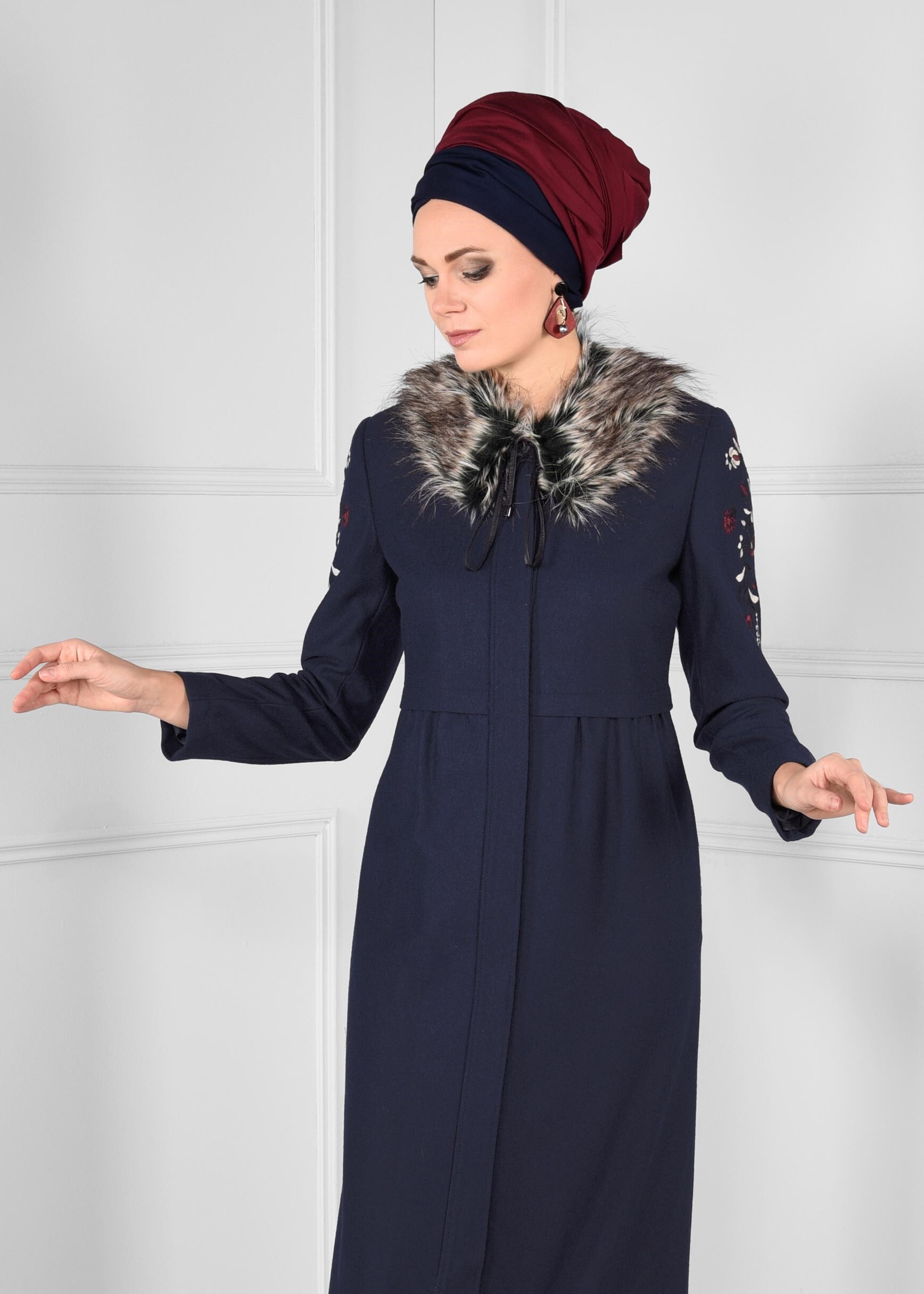 Tesettür giyim LACİVERT YAKASI KÜRKLÜ NAKIŞ DETAYLI MANTO 9667