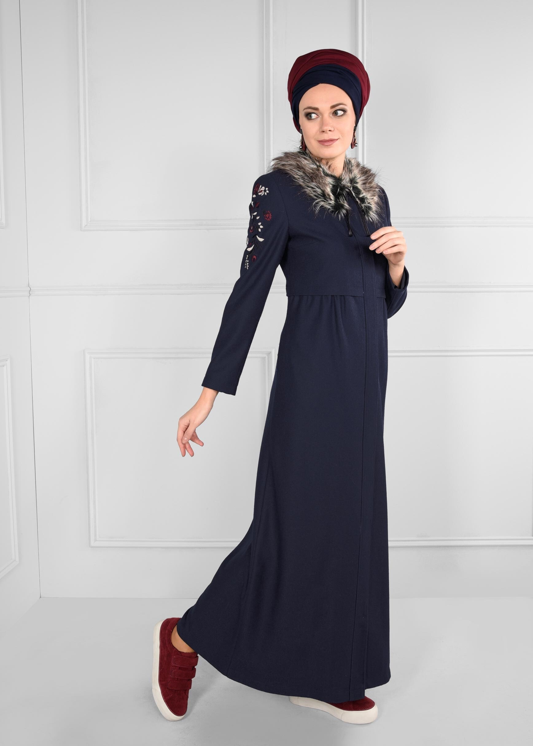 Tesettür giyim LACİVERT YAKASI KÜRKLÜ NAKIŞ DETAYLI MANTO 9667