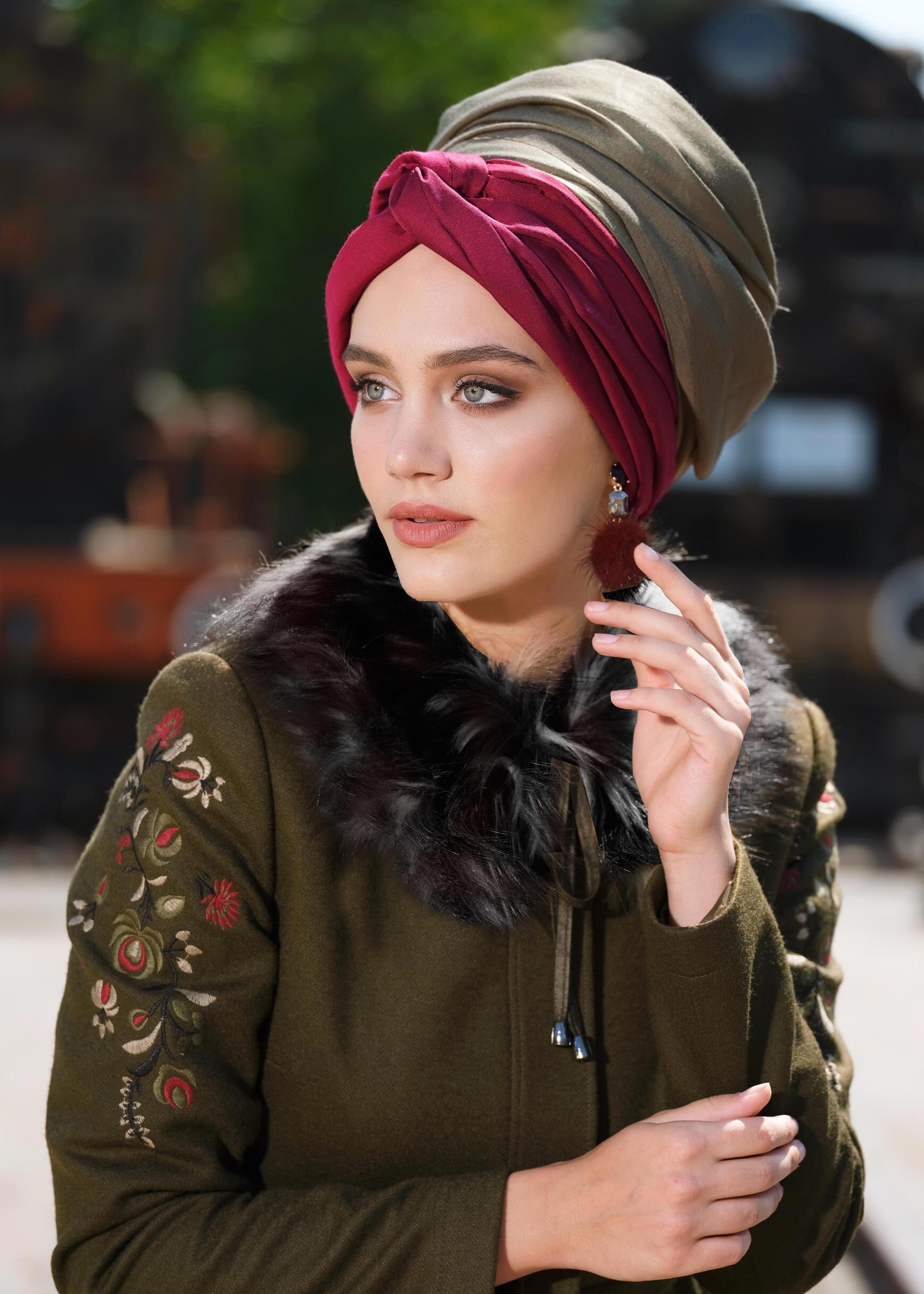 Tesettür giyim HAKİ YAKASI KÜRKLÜ NAKIŞ DETAYLI MANTO 9667