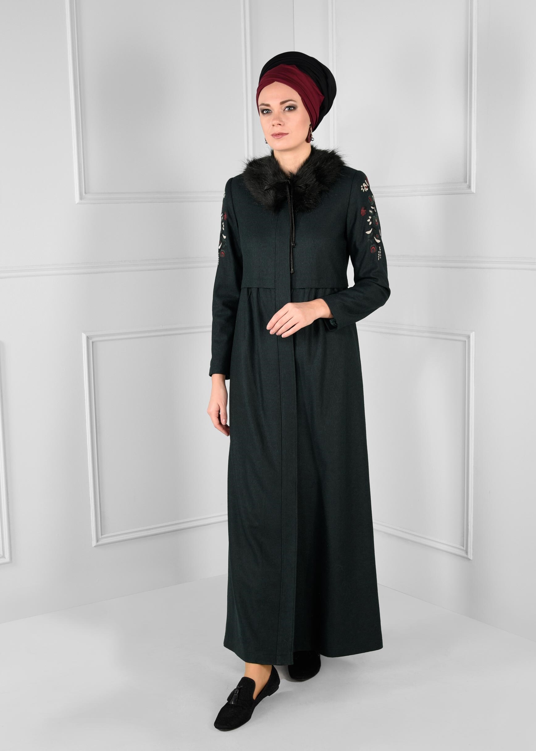 Tesettür giyim YEŞİL YAKASI KÜRKLÜ NAKIŞ DETAYLI MANTO 9667