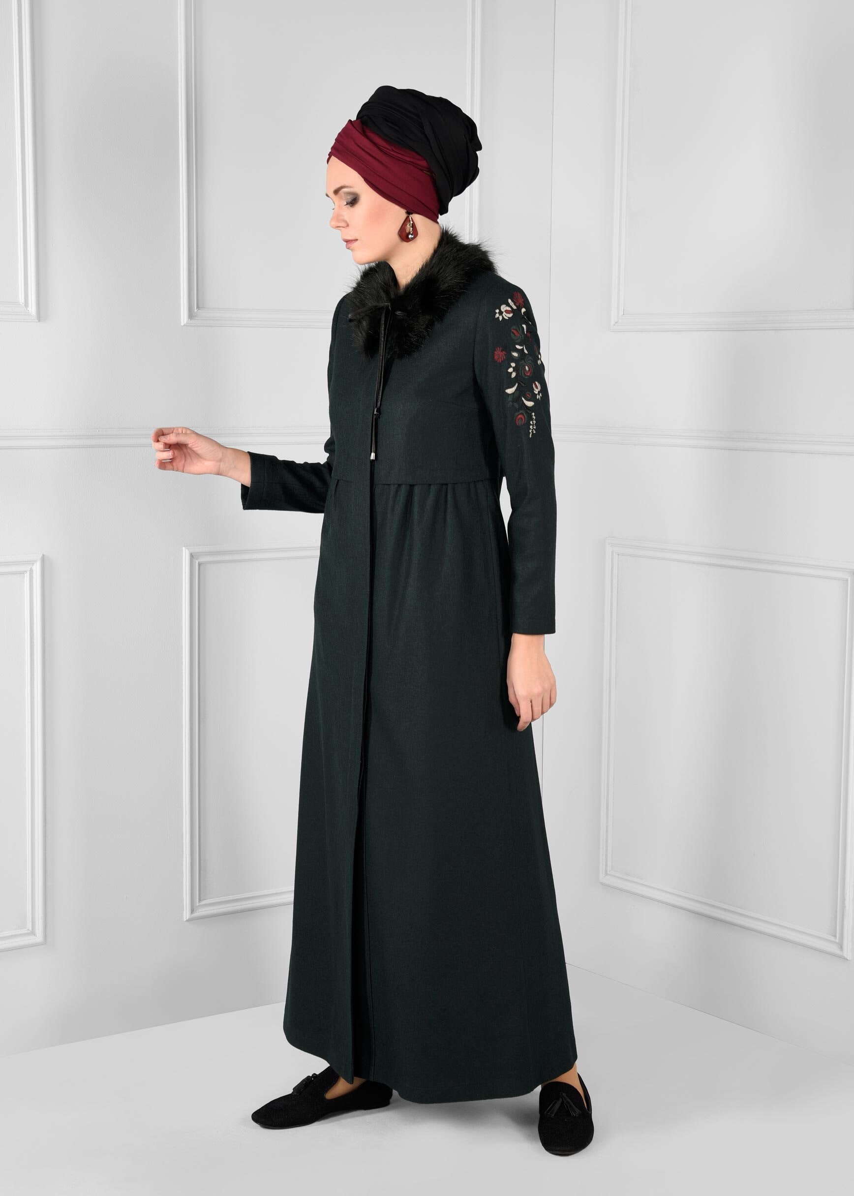 Tesettür giyim YEŞİL YAKASI KÜRKLÜ NAKIŞ DETAYLI MANTO 9667