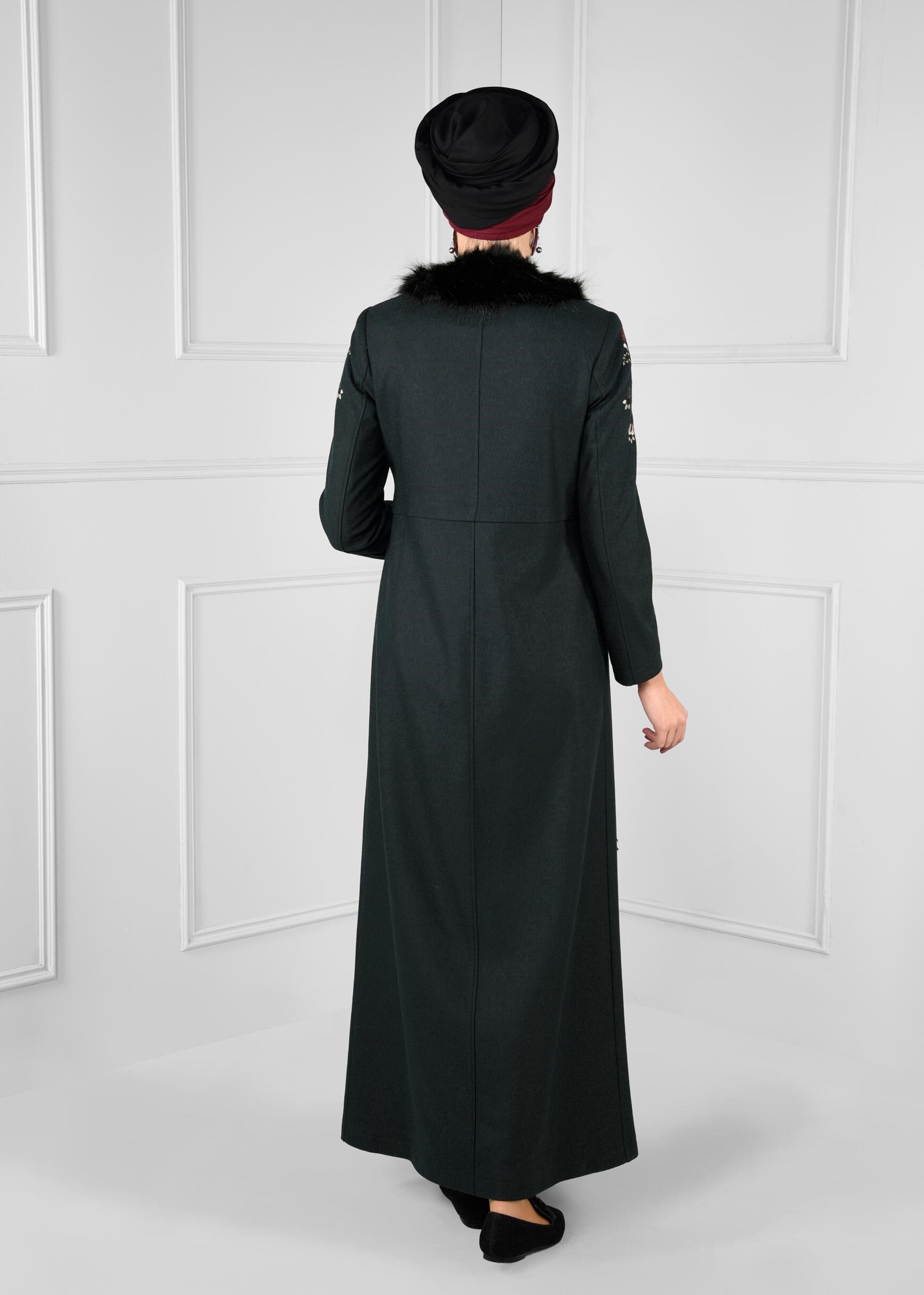 Tesettür giyim YEŞİL YAKASI KÜRKLÜ NAKIŞ DETAYLI MANTO 9667