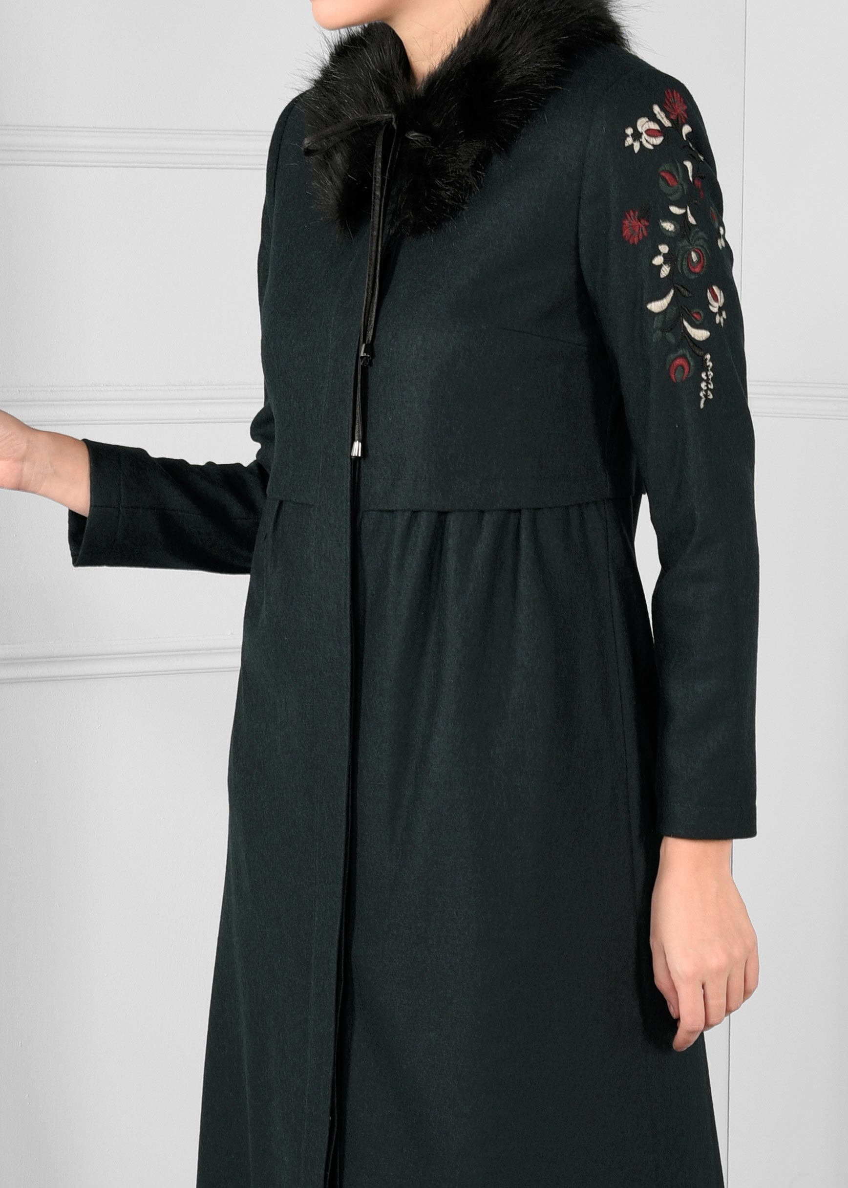 Tesettür giyim YEŞİL YAKASI KÜRKLÜ NAKIŞ DETAYLI MANTO 9667