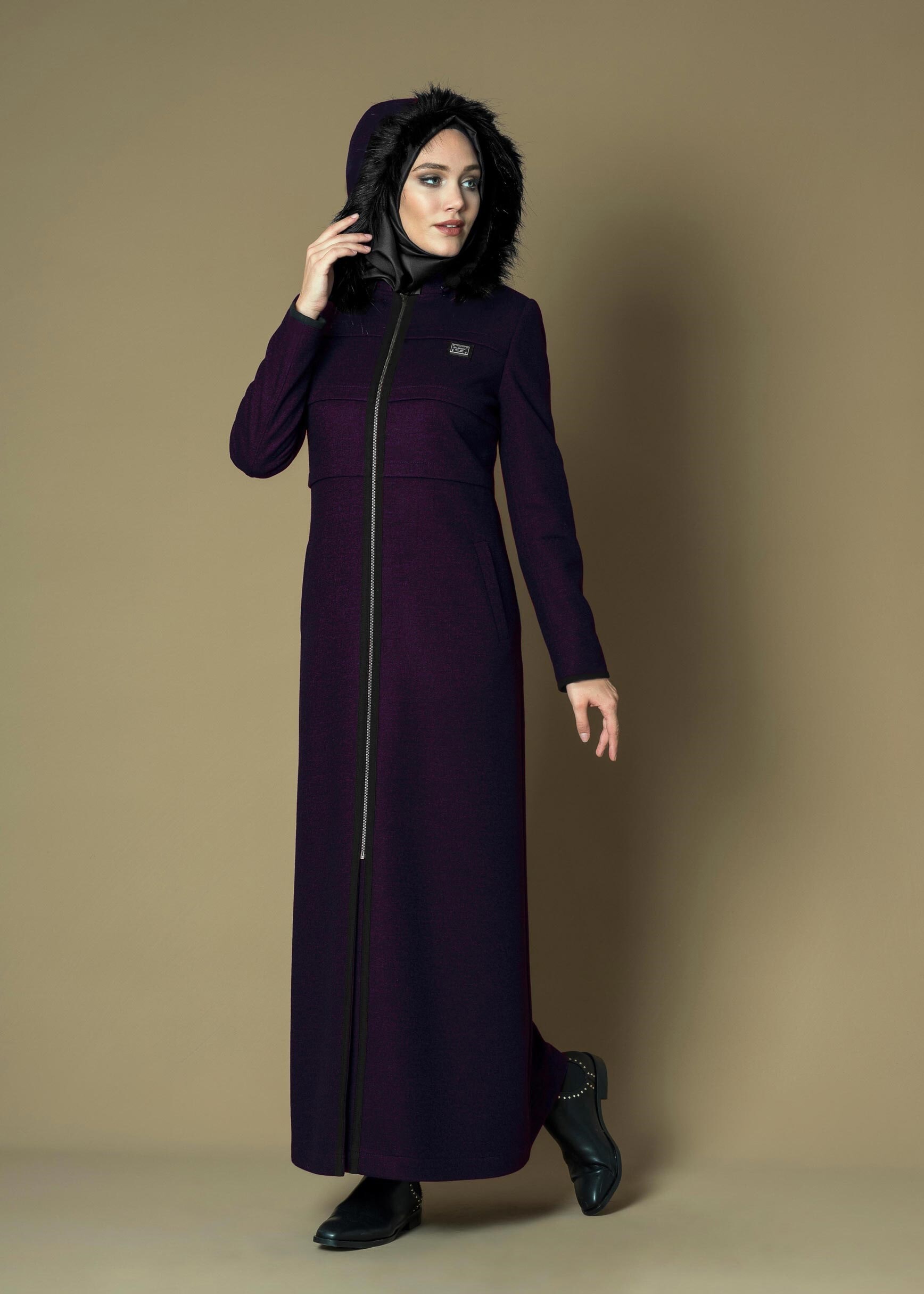 Tesettür giyim MÜRDÜM FERMUARLI PELUŞ DETAYLI MANTO 9668