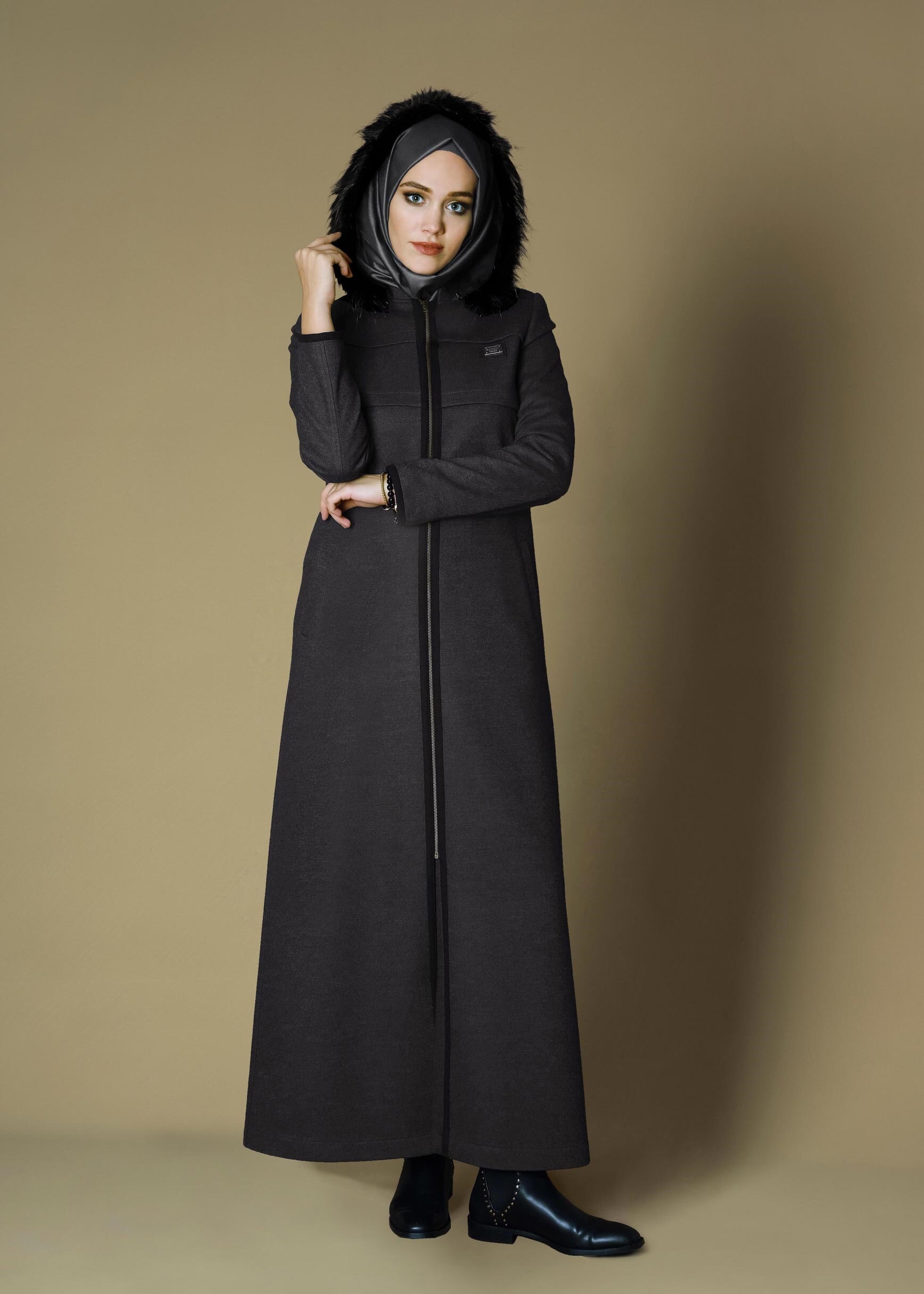 Tesettür giyim GRİ FERMUARLI PELUŞ DETAYLI MANTO 9668