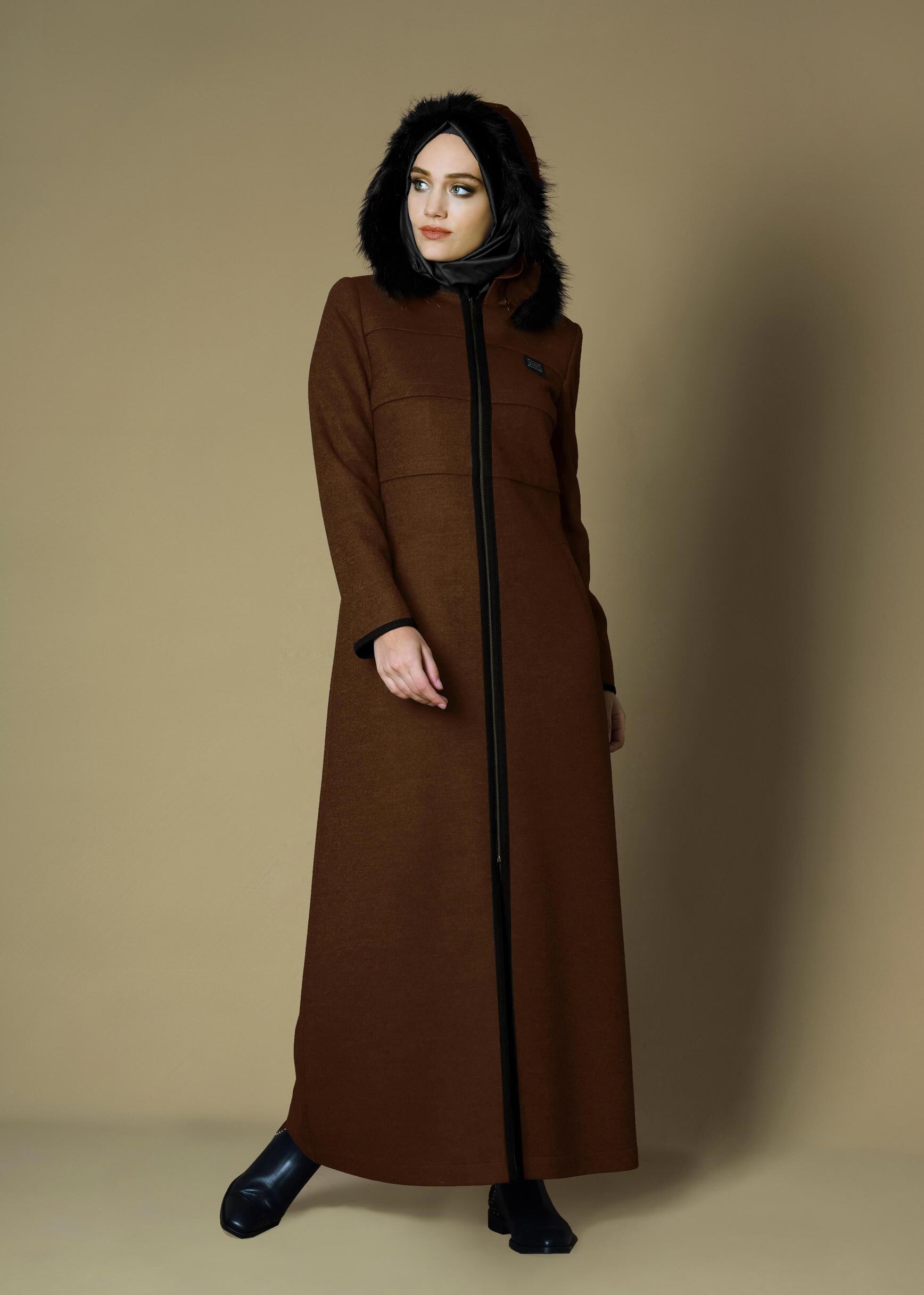 Tesettür giyim KAHVE FERMUARLI PELUŞ DETAYLI MANTO 9668