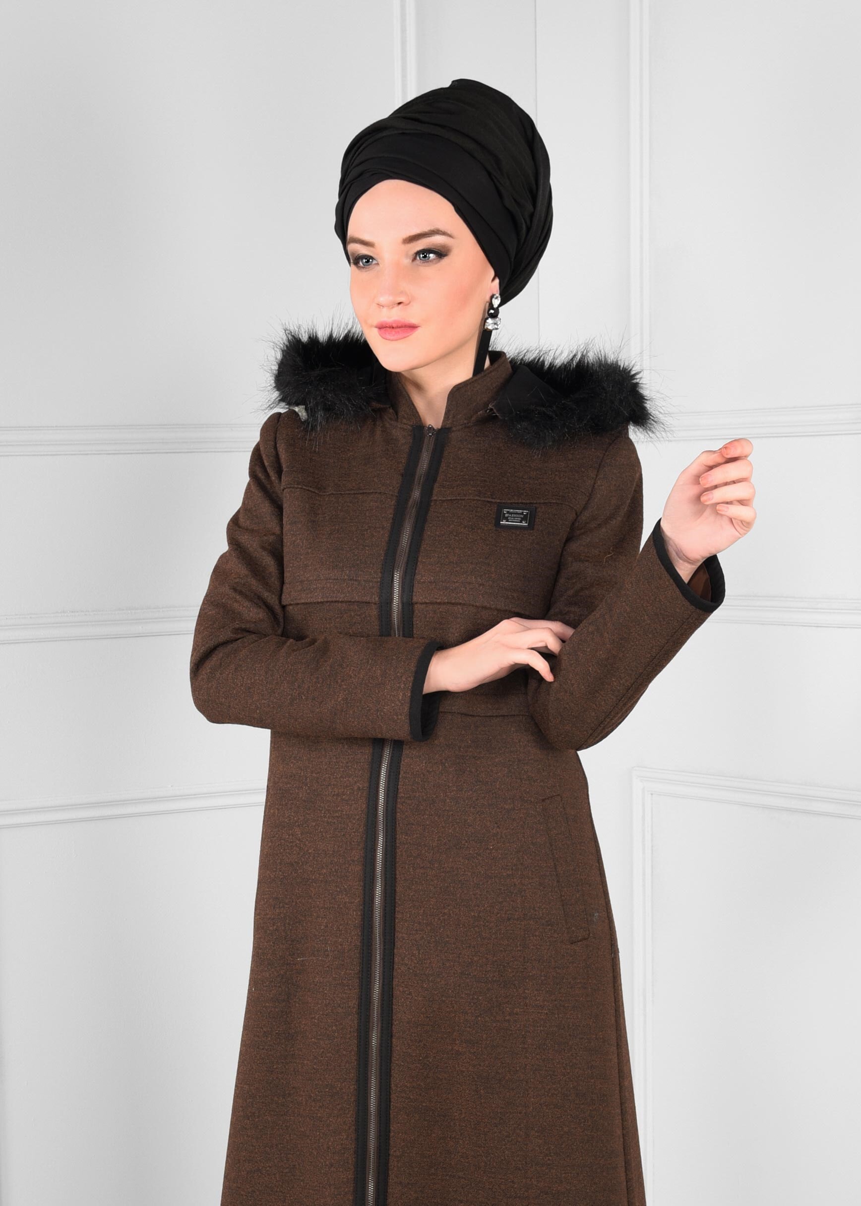 Tesettür giyim KAHVE FERMUARLI PELUŞ DETAYLI MANTO 9668