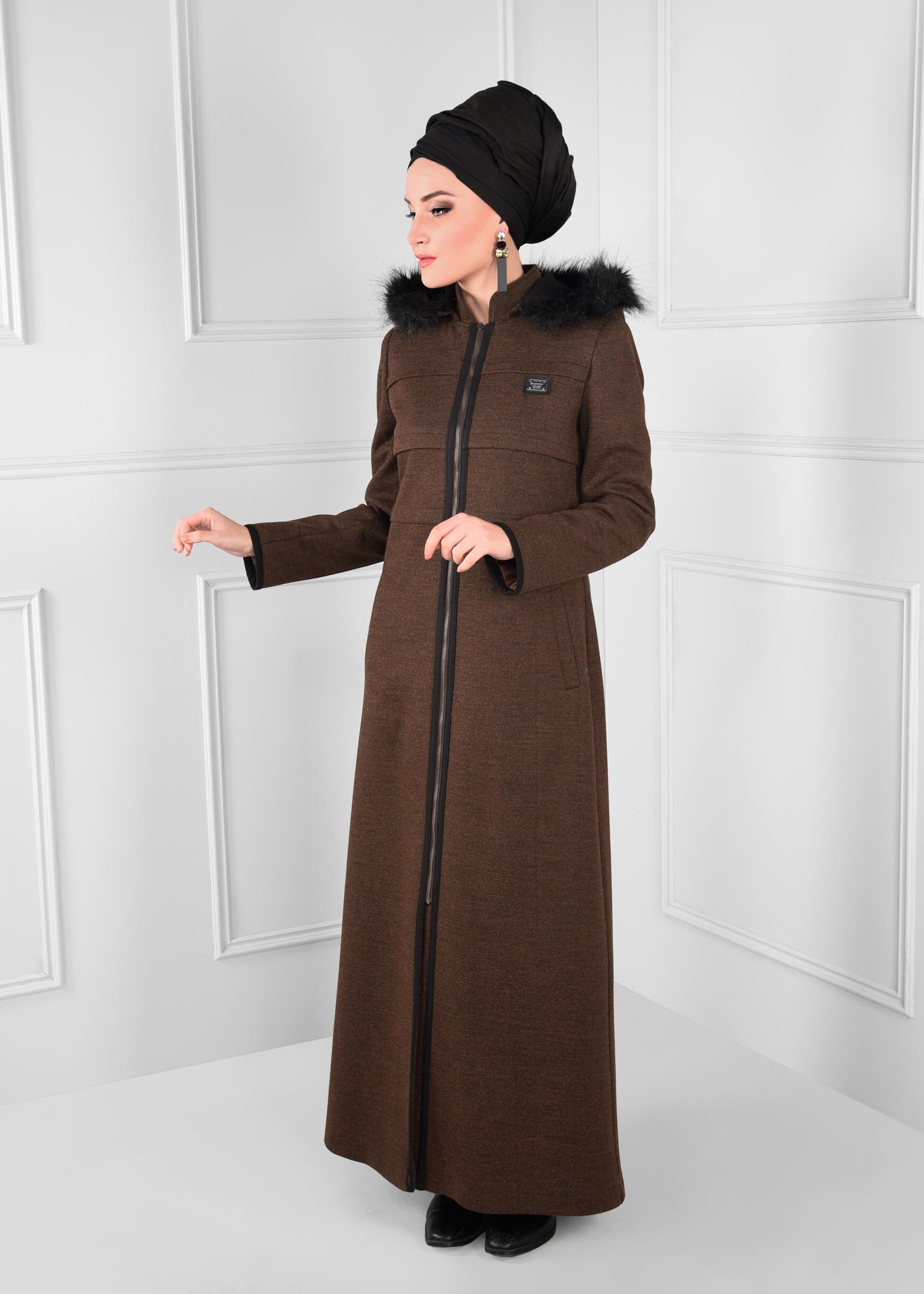 Tesettür giyim KAHVE FERMUARLI PELUŞ DETAYLI MANTO 9668