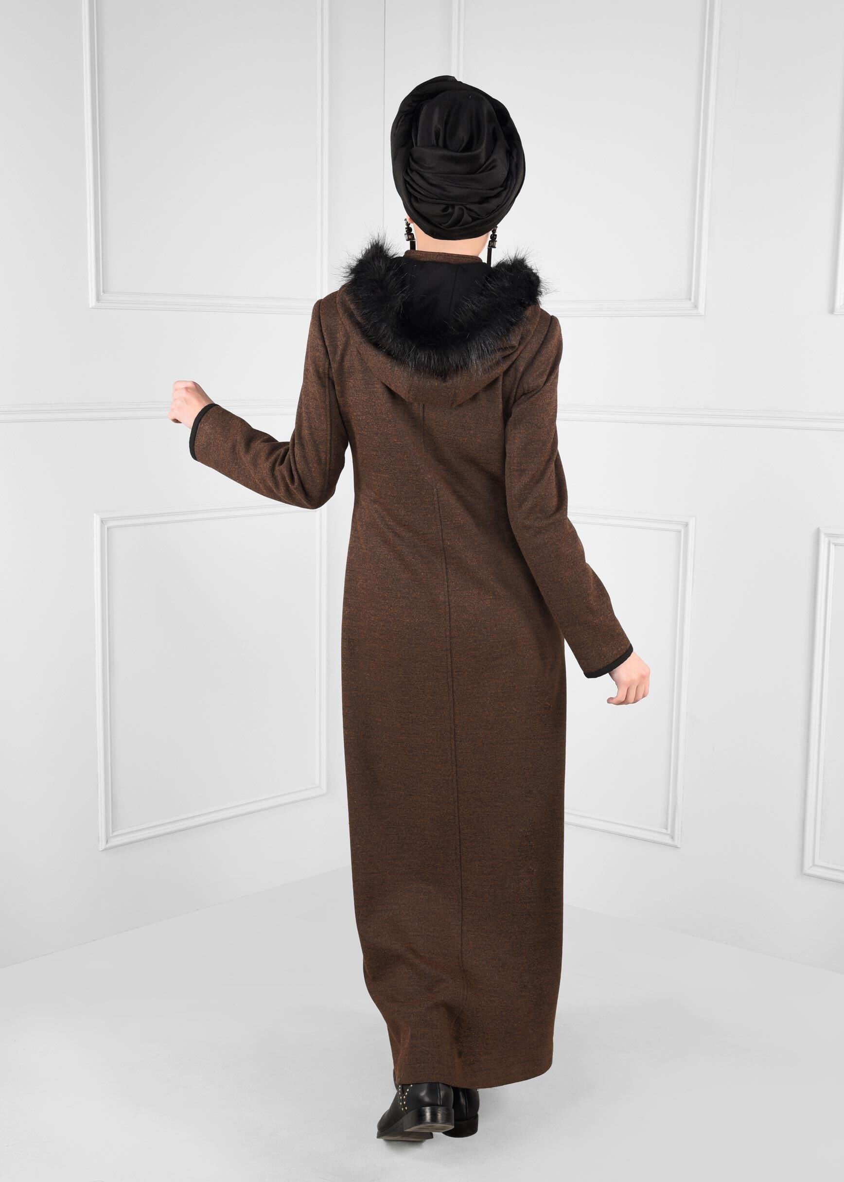 Tesettür giyim KAHVE FERMUARLI PELUŞ DETAYLI MANTO 9668