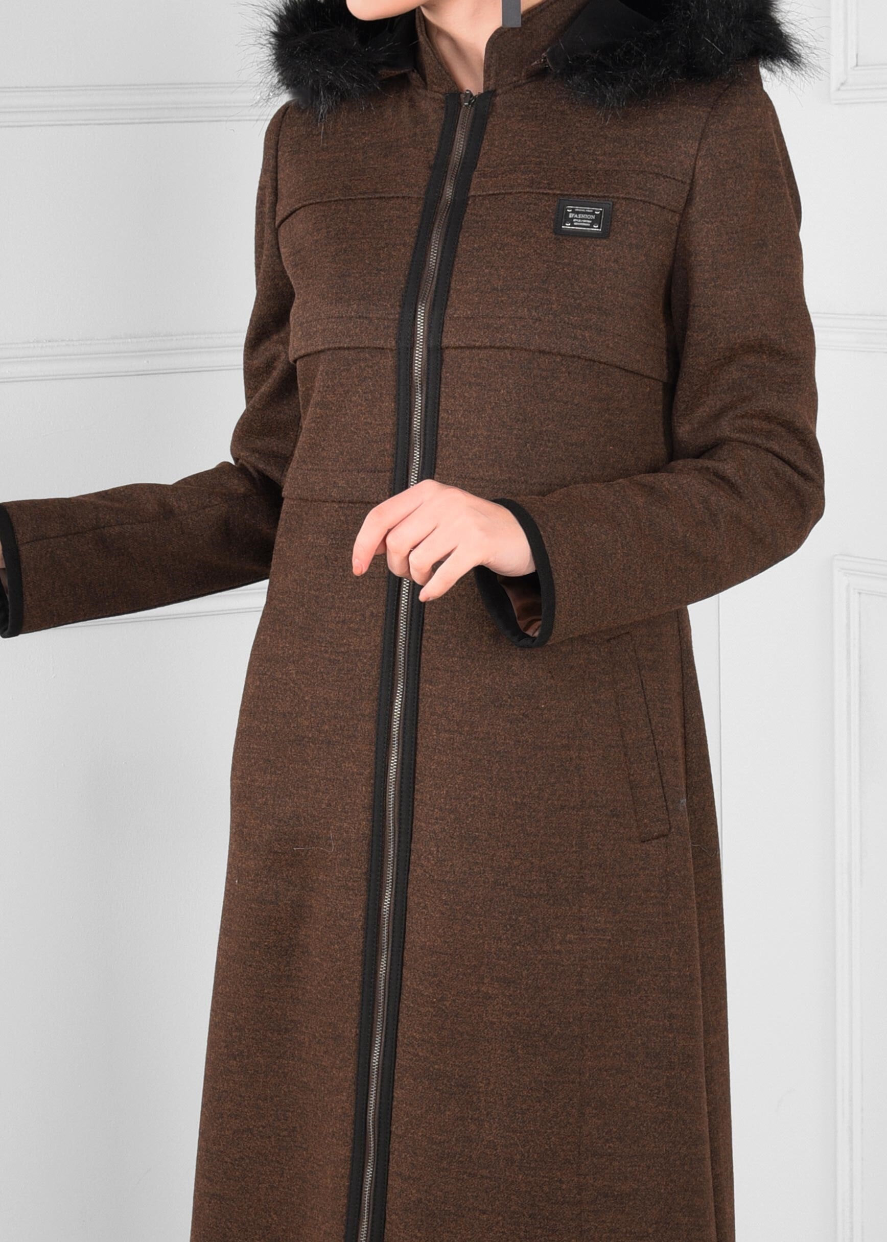 Tesettür giyim KAHVE FERMUARLI PELUŞ DETAYLI MANTO 9668