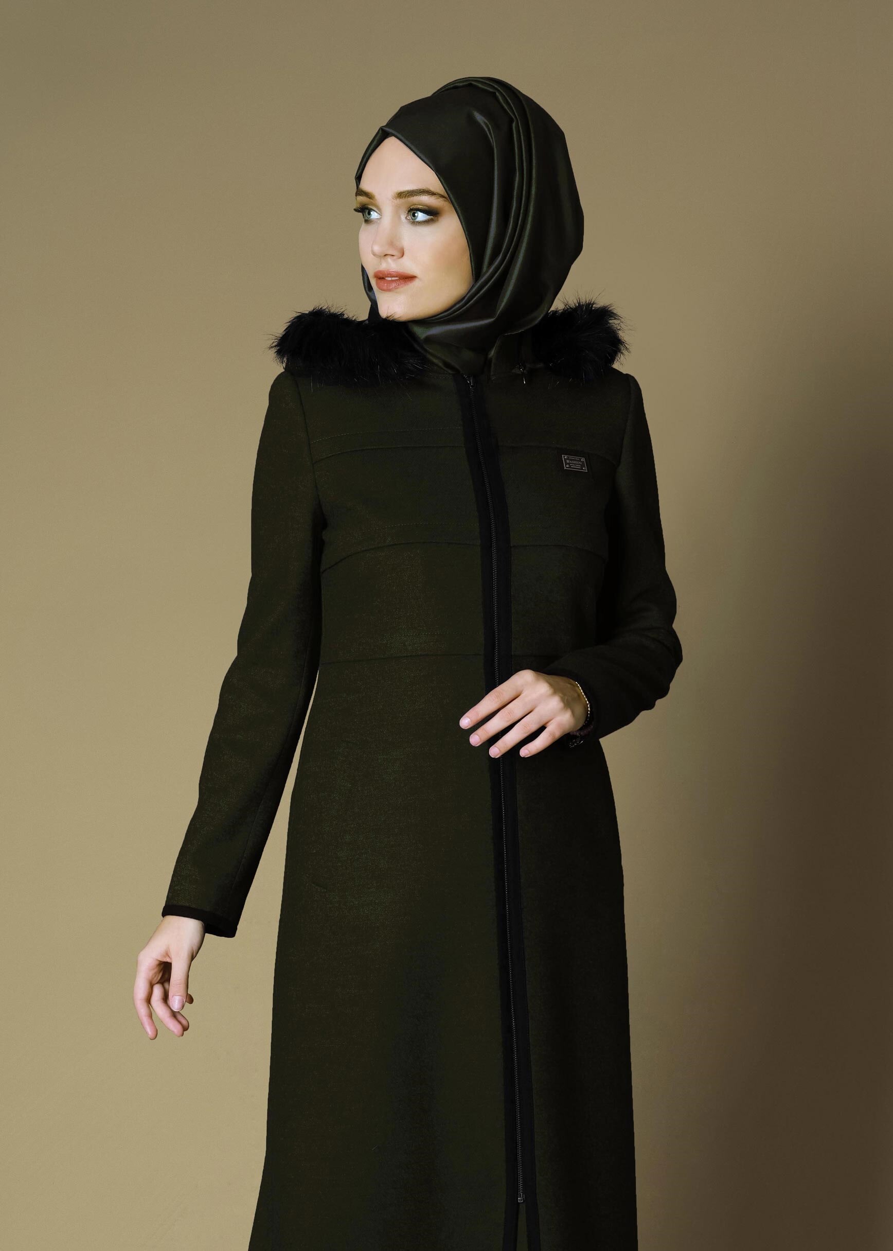 Tesettür giyim YEŞİL FERMUARLI PELUŞ DETAYLI MANTO 9668