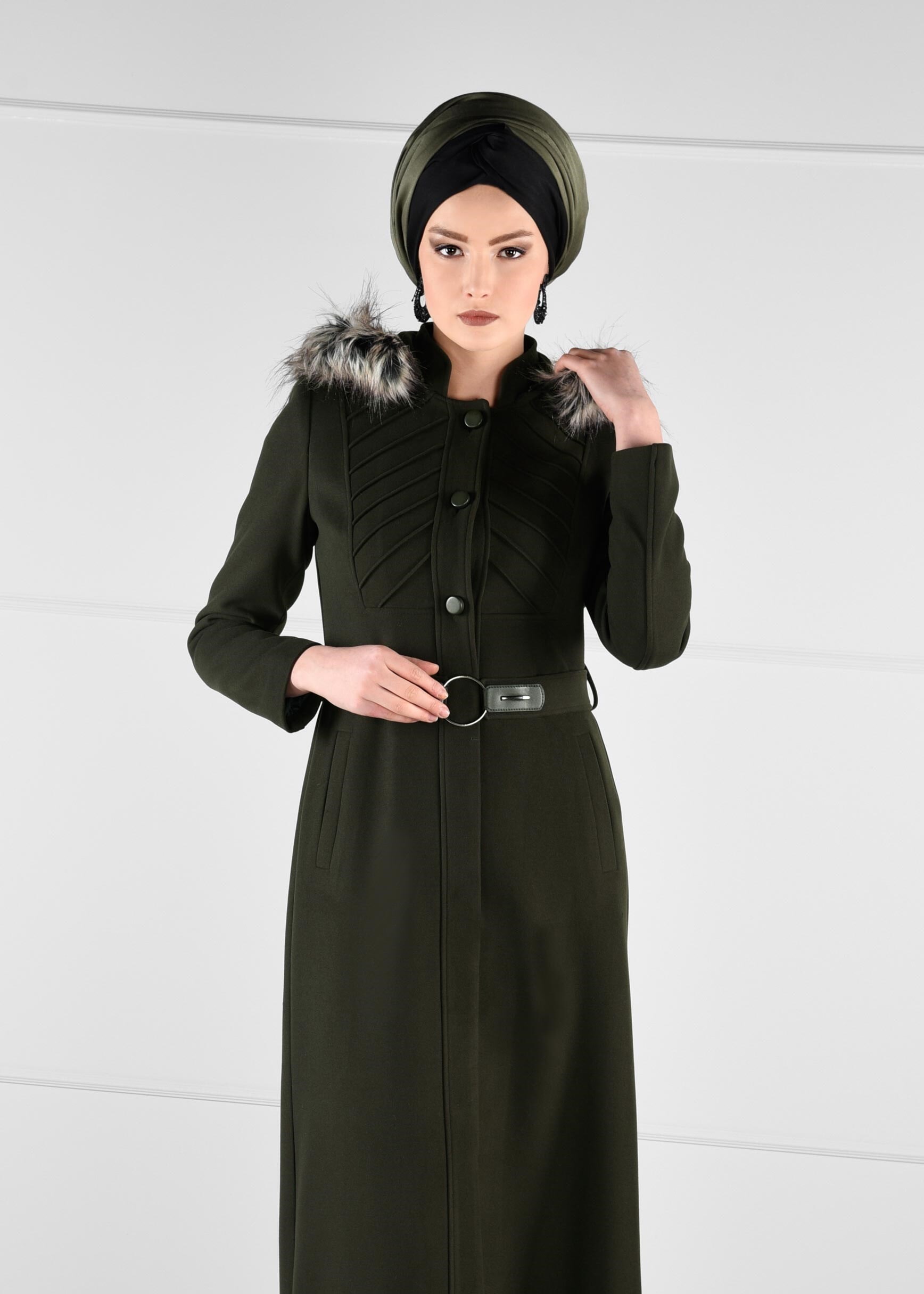 Tesettür giyim HAKİ KEMERLİ KAPÜŞONU KÜRKLÜ MANTO 9679