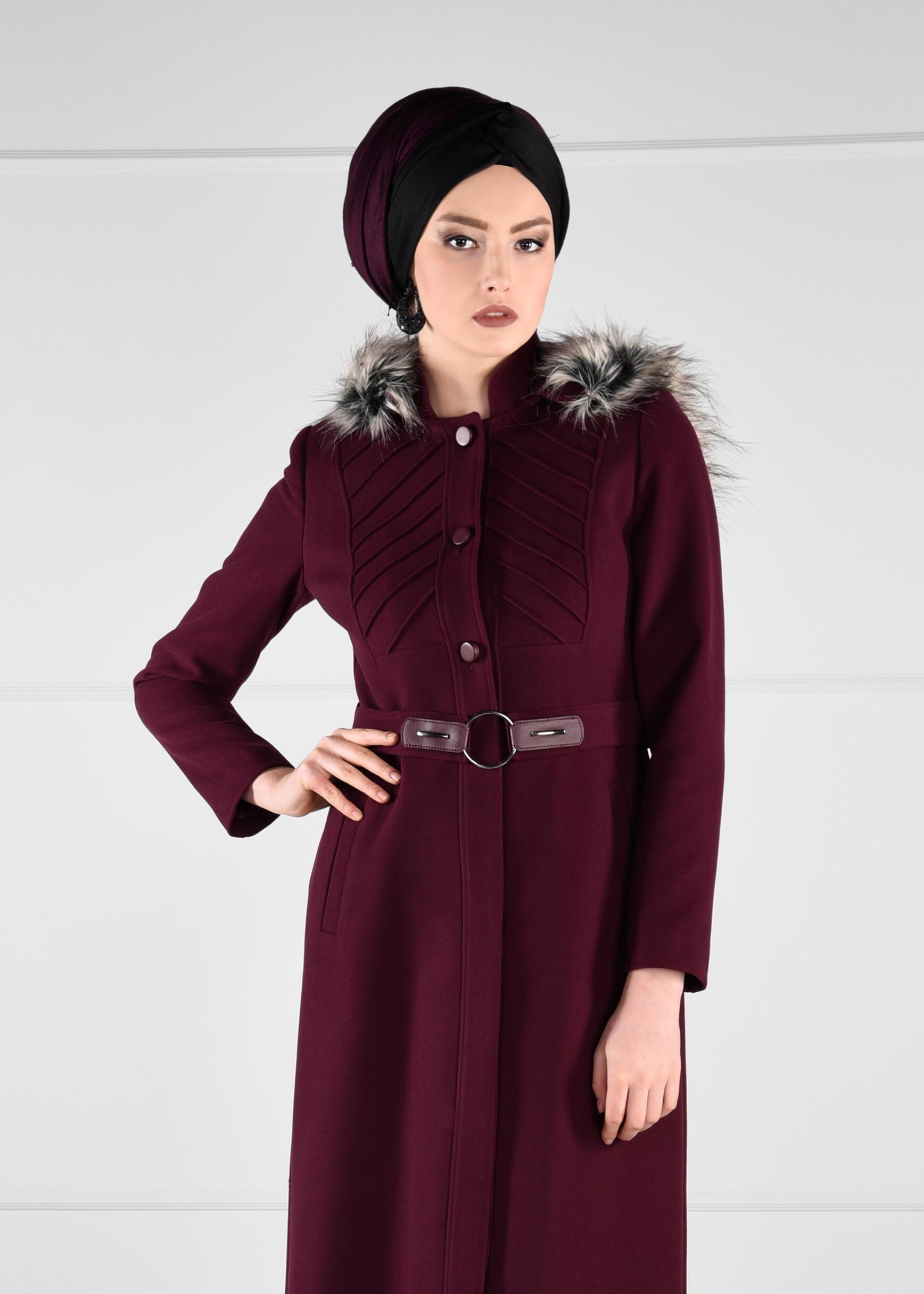 Tesettür giyim MÜRDÜM KEMERLİ KAPÜŞONU KÜRKLÜ MANTO 9679