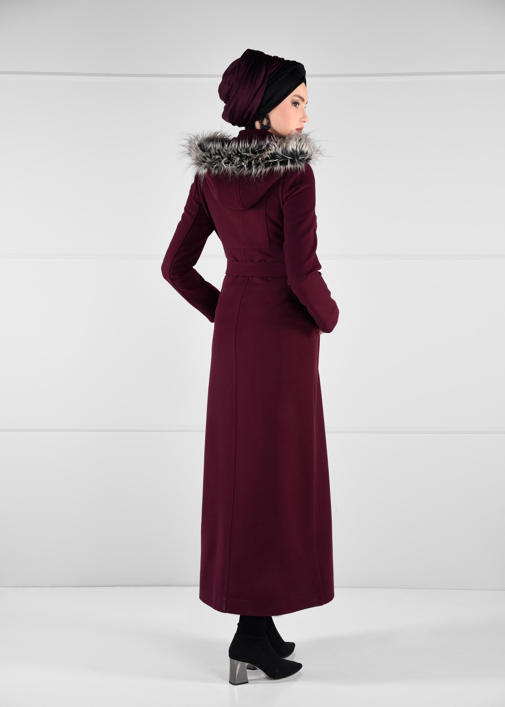 Tesettür giyim MÜRDÜM KEMERLİ KAPÜŞONU KÜRKLÜ MANTO 9679