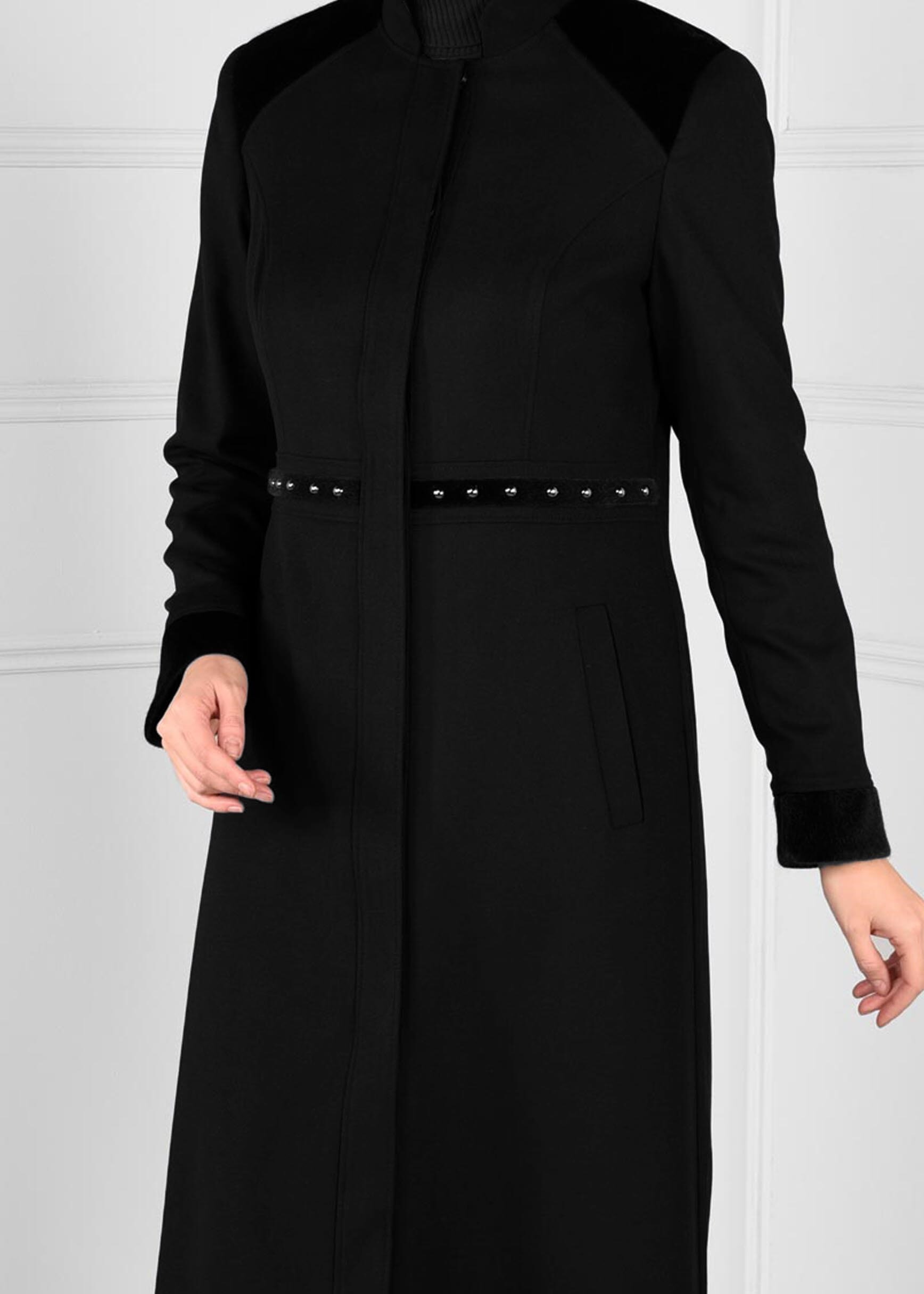 Tesettür giyim SİYAH CEPLİ BONCUK İŞLEMELİ KÜRK DETAYLI MANTO 9680