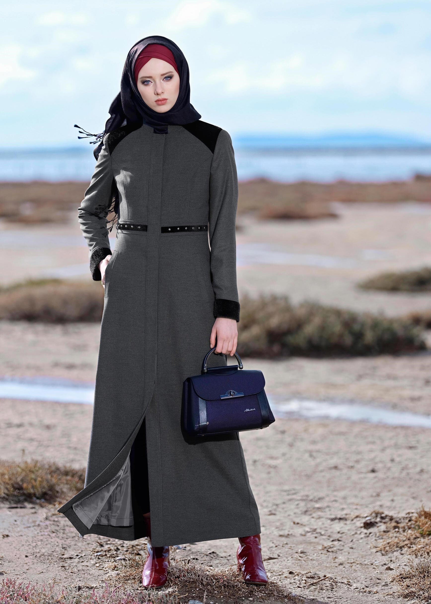 Tesettür giyim GRİ CEPLİ BONCUK İŞLEMELİ KÜRK DETAYLI MANTO 9680