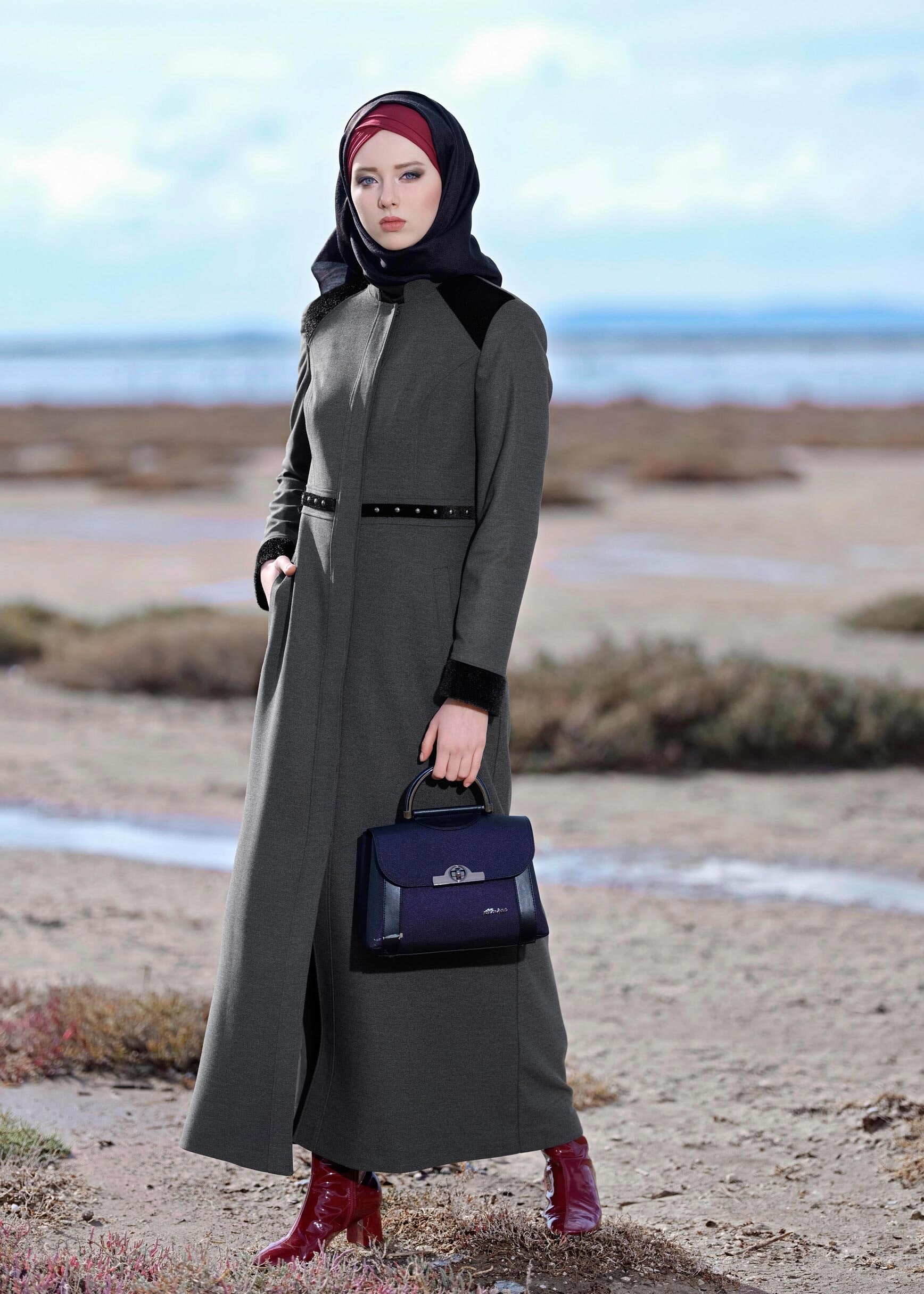 Tesettür giyim GRİ CEPLİ BONCUK İŞLEMELİ KÜRK DETAYLI MANTO 9680