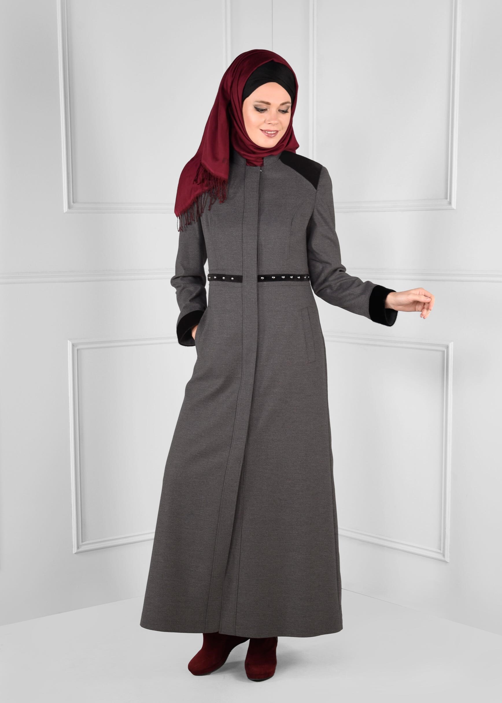 Tesettür giyim GRİ CEPLİ BONCUK İŞLEMELİ KÜRK DETAYLI MANTO 9680