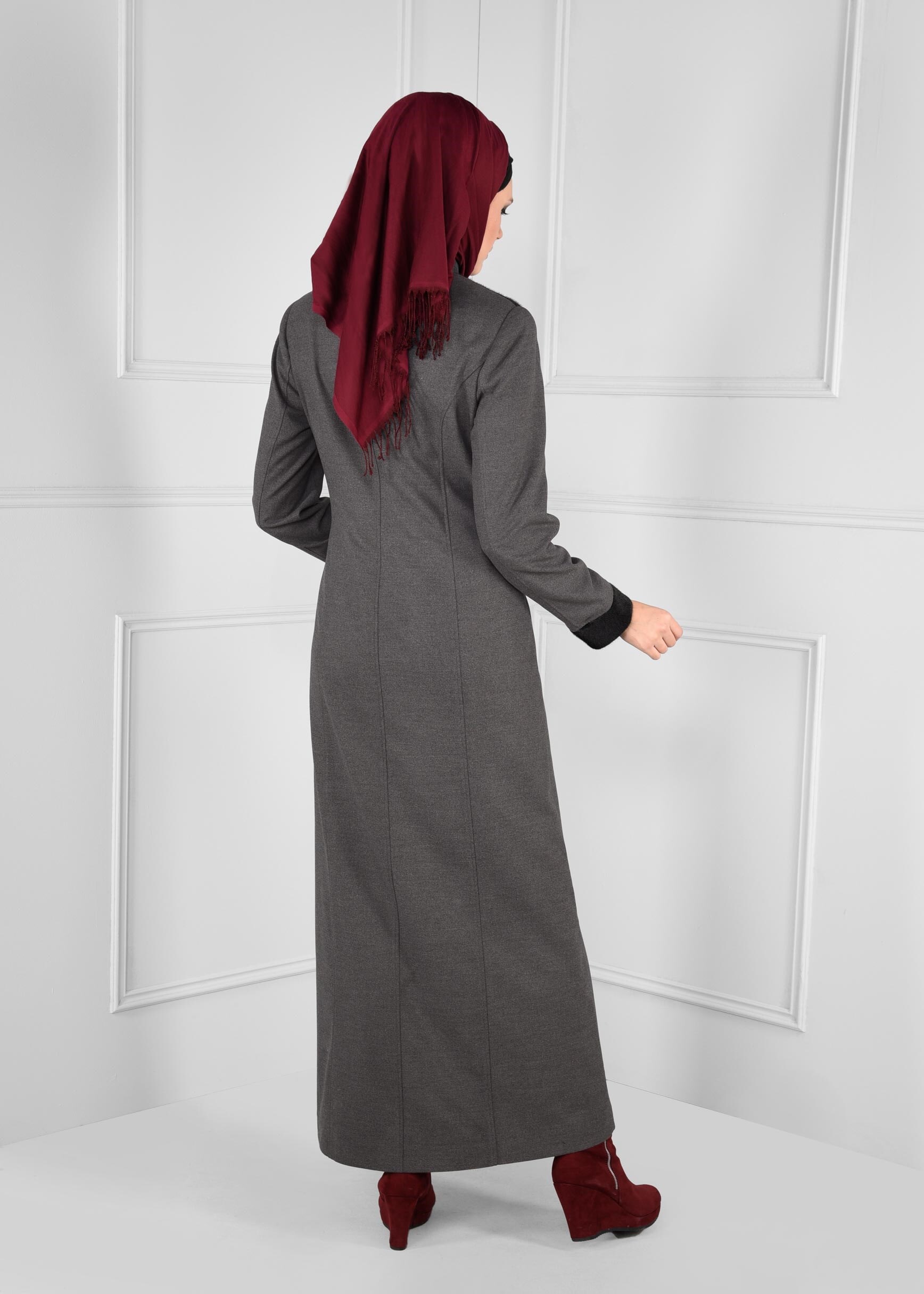 Tesettür giyim GRİ CEPLİ BONCUK İŞLEMELİ KÜRK DETAYLI MANTO 9680